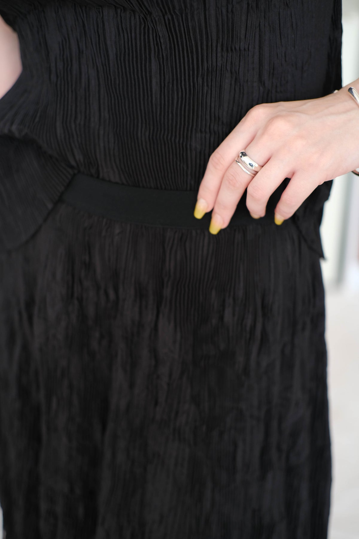 經典黑色荷葉邊 V 領上衣