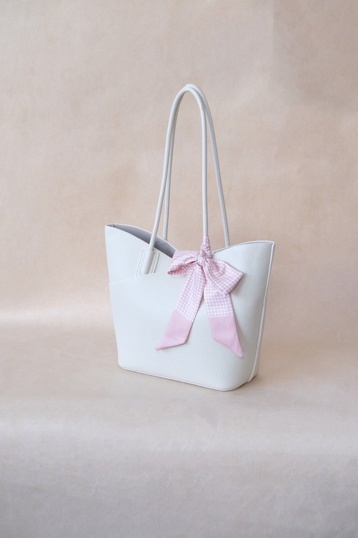 Flower Bud Aura Bag - White
