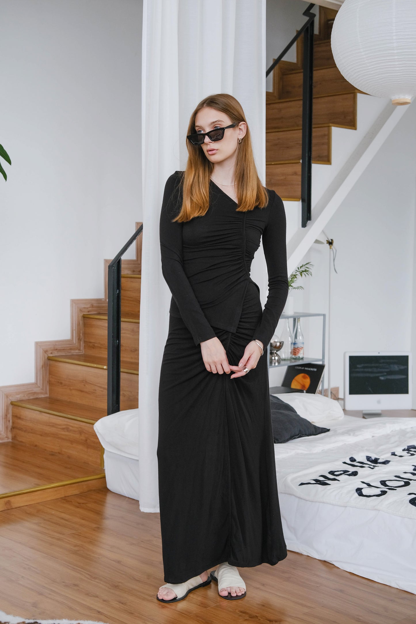 【2件套裝】斜V領上衣+側邊拉鍊裙-經典黑