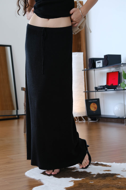 Woolen skirt in classic black