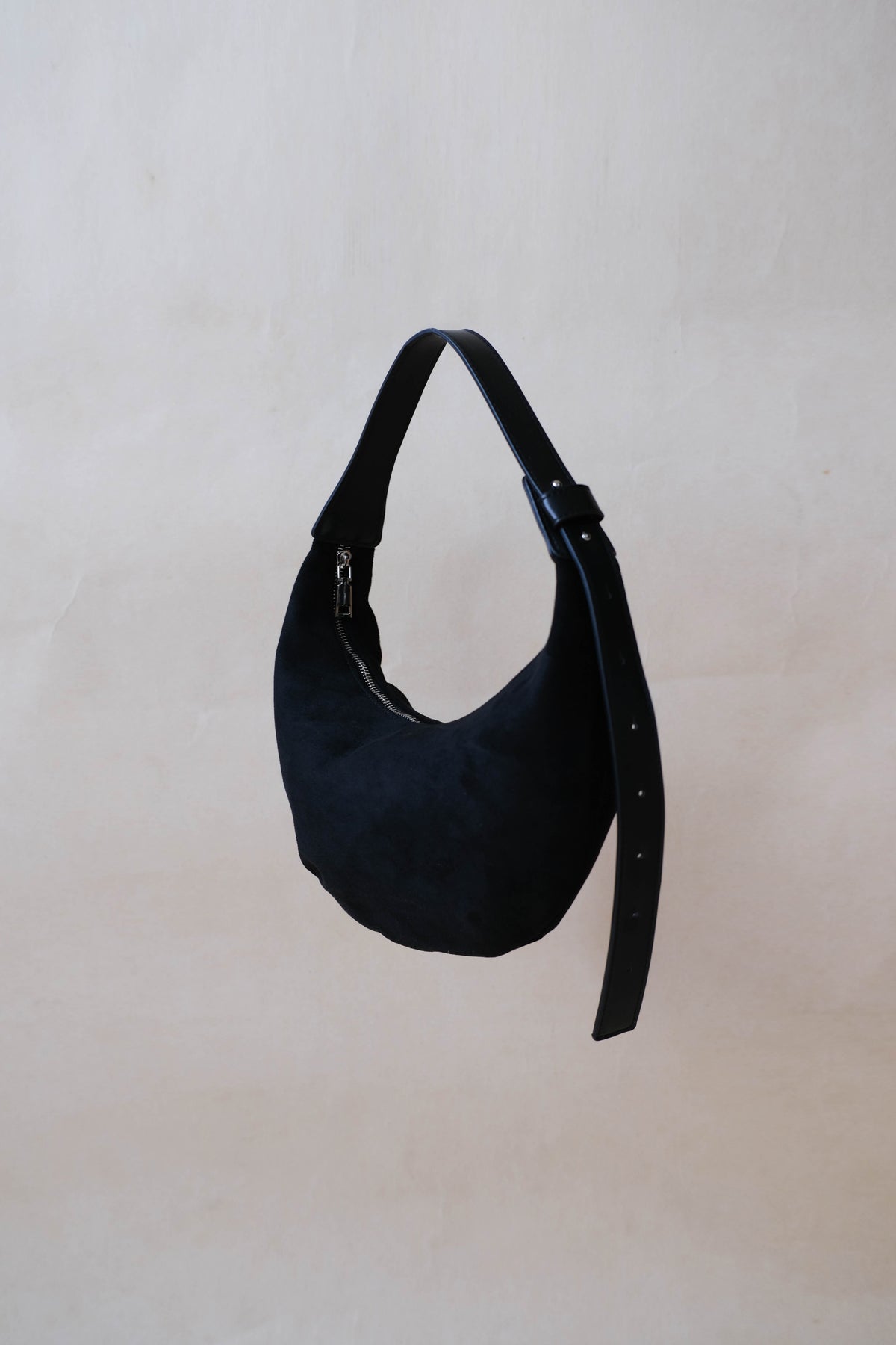 Portable Dumpling Crescent Bun In Classic Black