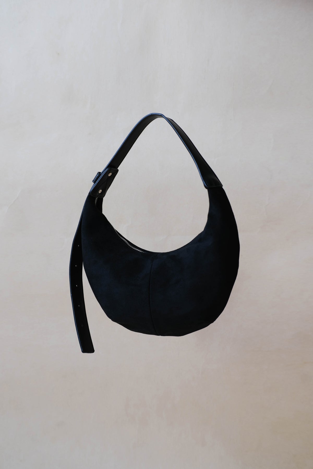 Portable Dumpling Crescent Bun In Classic Black