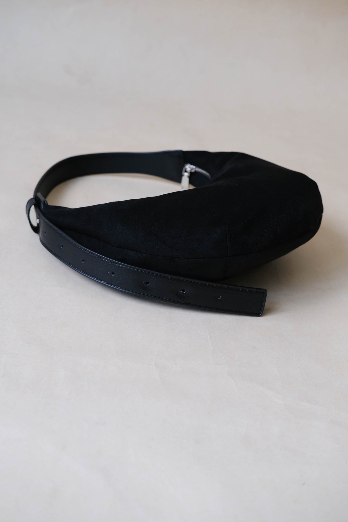 Portable Dumpling Crescent Bun In Classic Black