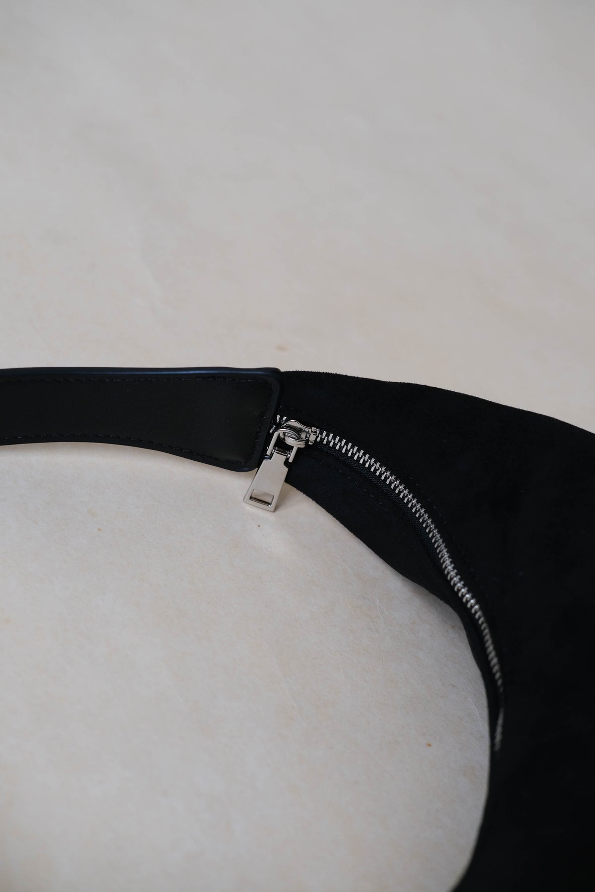 Portable Dumpling Crescent Bun In Classic Black