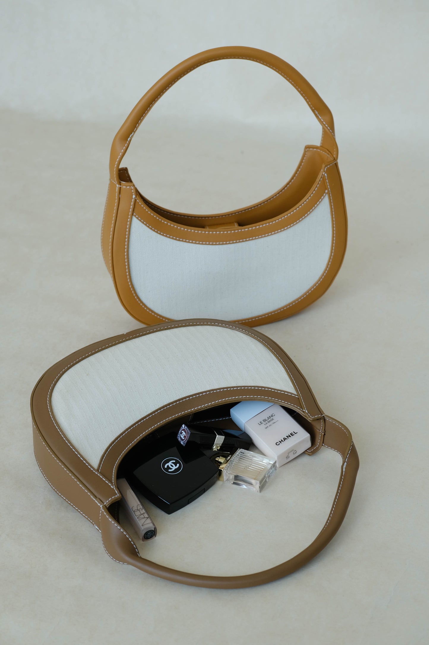 Canvas contrasting handbag in brown color