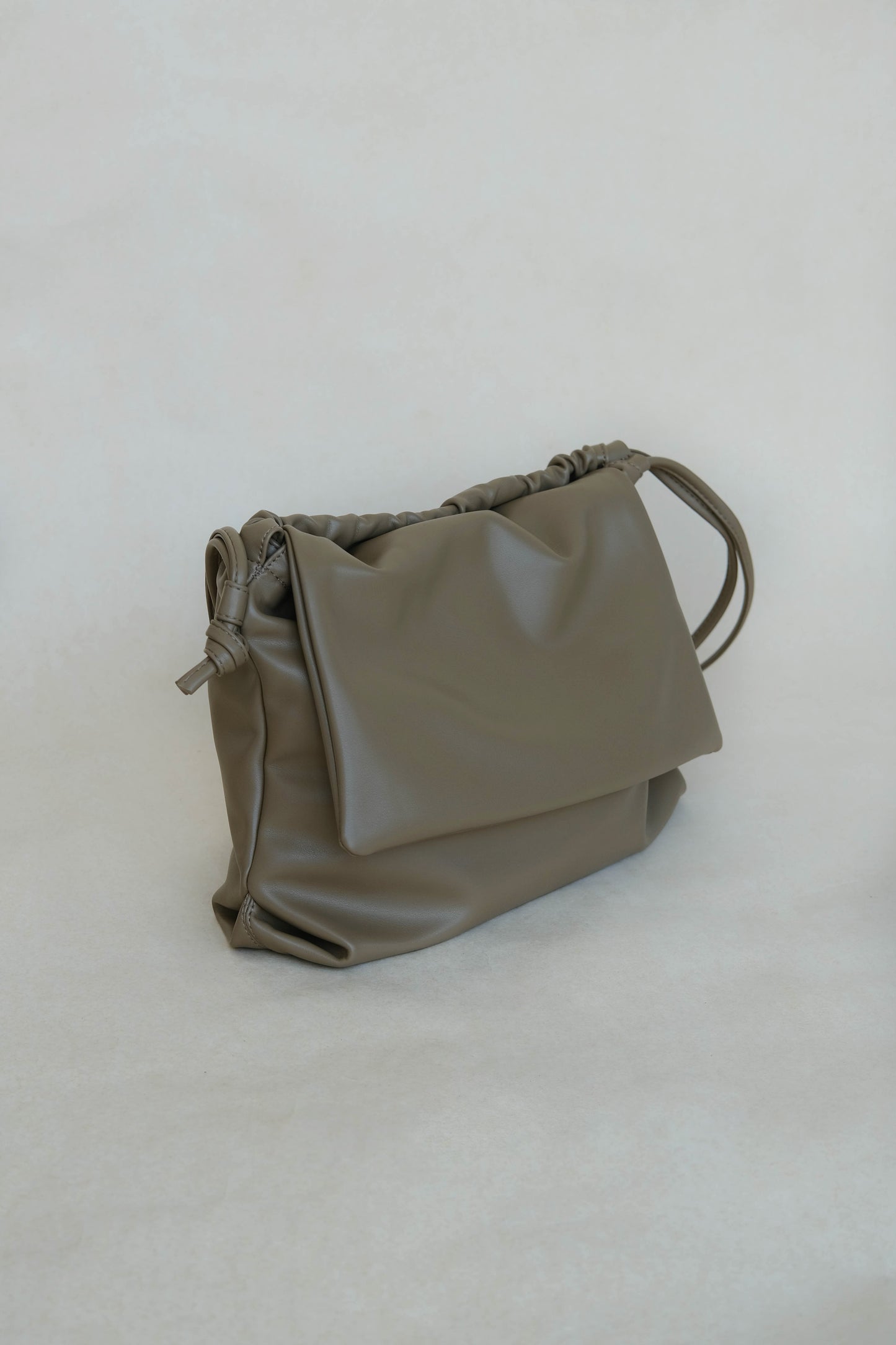 Drawstring pleated large capacity shoulder bag in mud color