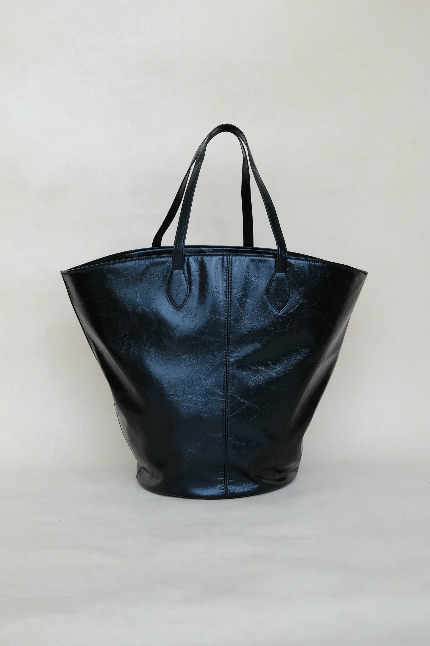 Bucket large capacity shoulder bag in classic black