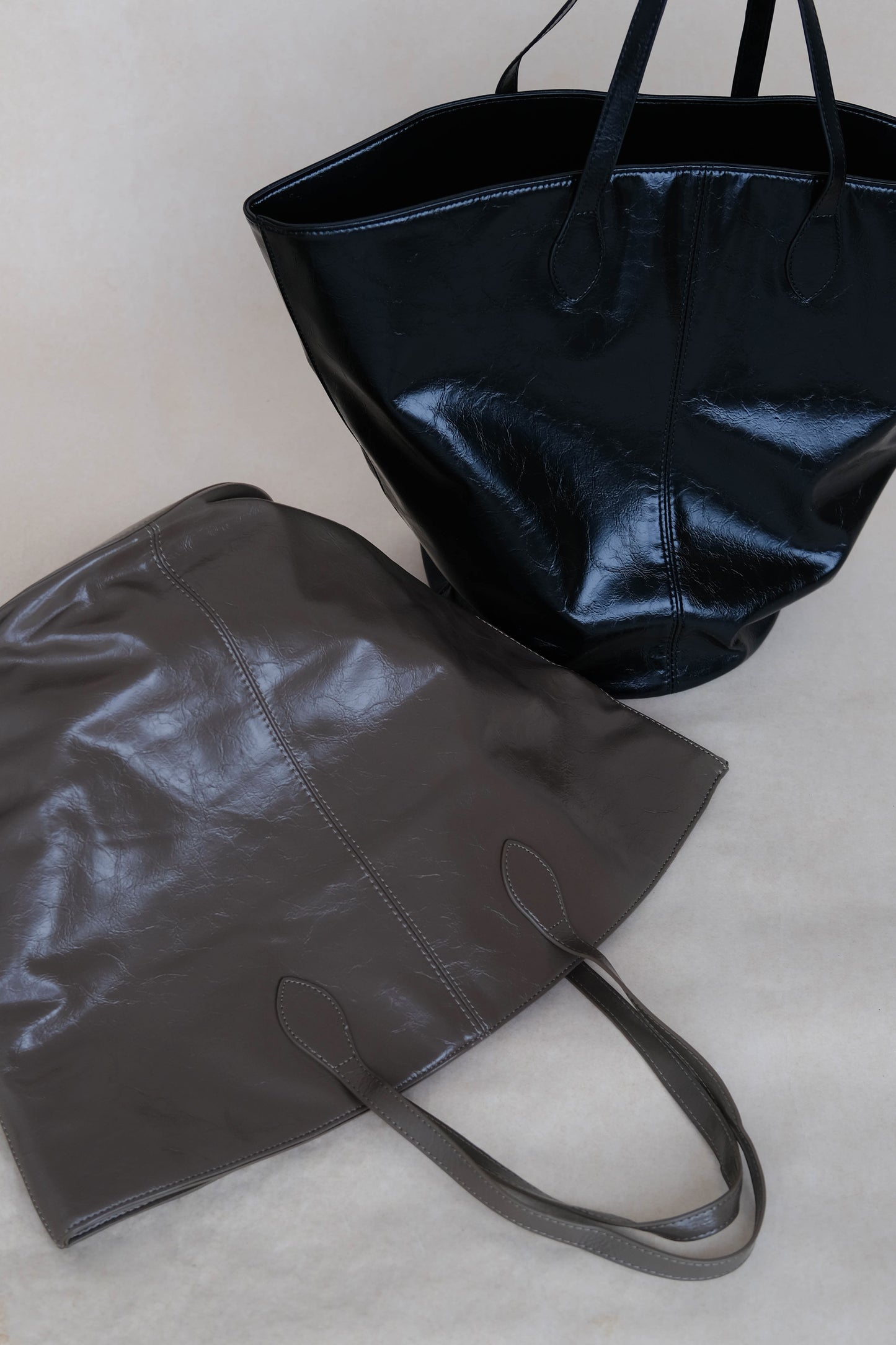 Bucket large capacity shoulder bag in classic black