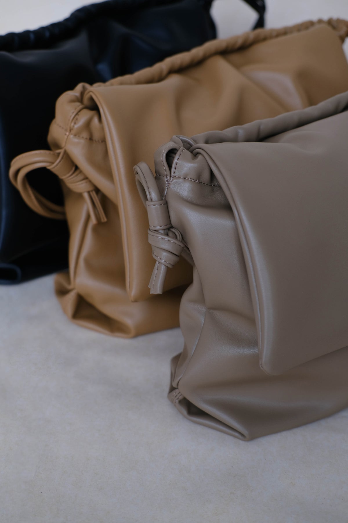 Drawstring Pleated Large Capacity Shoulder Bag in Classic Black