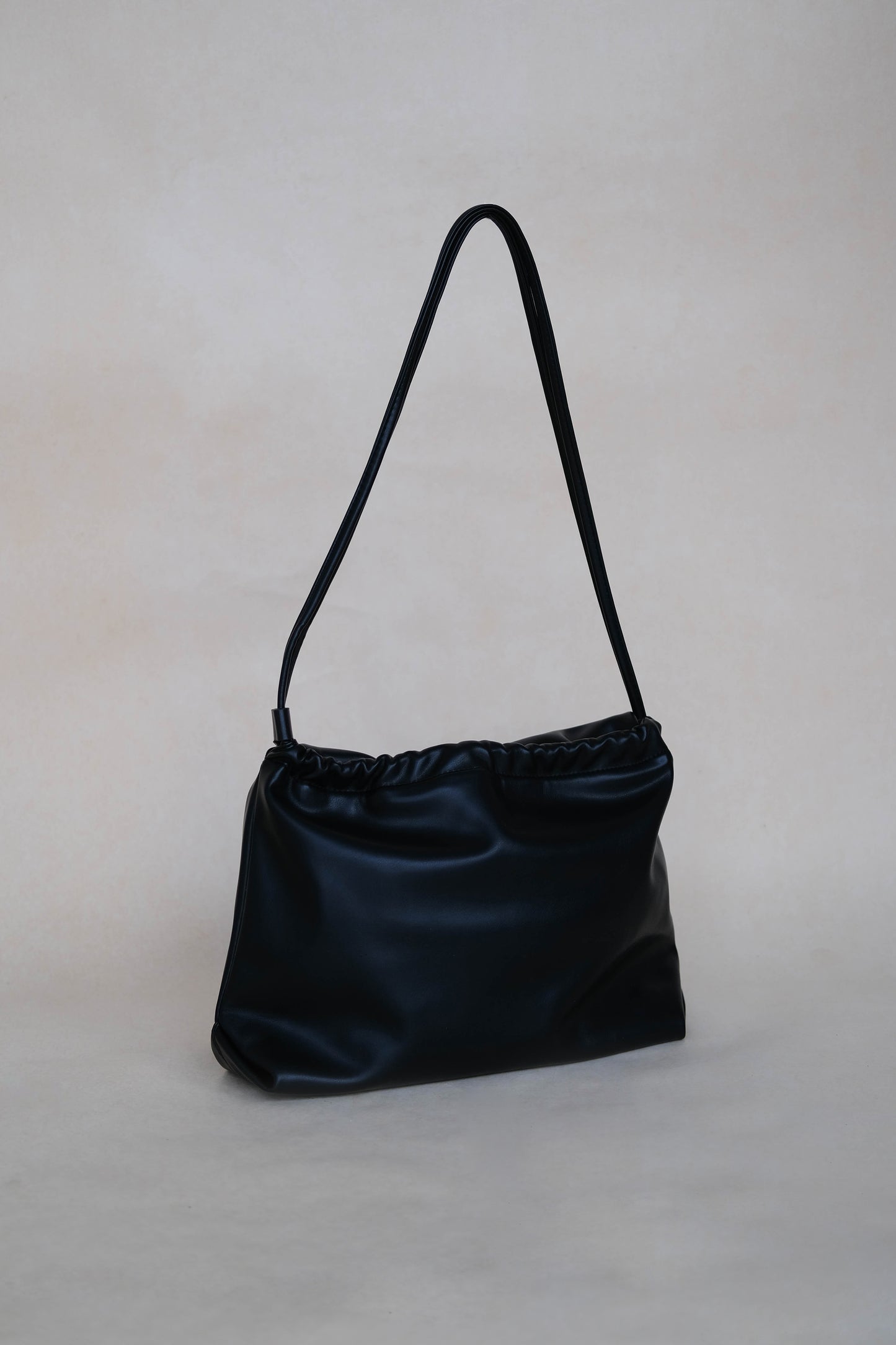 Drawstring pleated large capacity shoulder bag in classic black