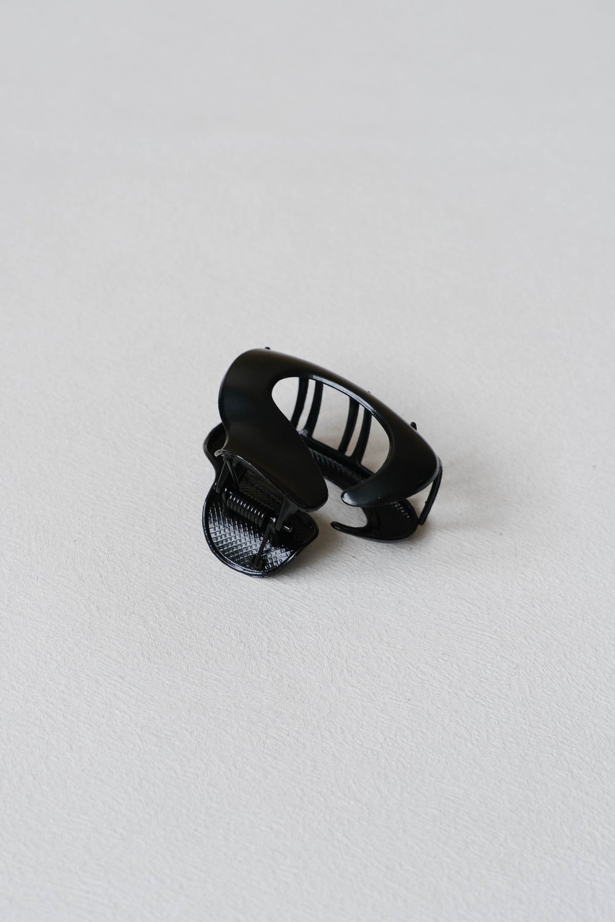 Irregular Metal Gripper In Classic Black
