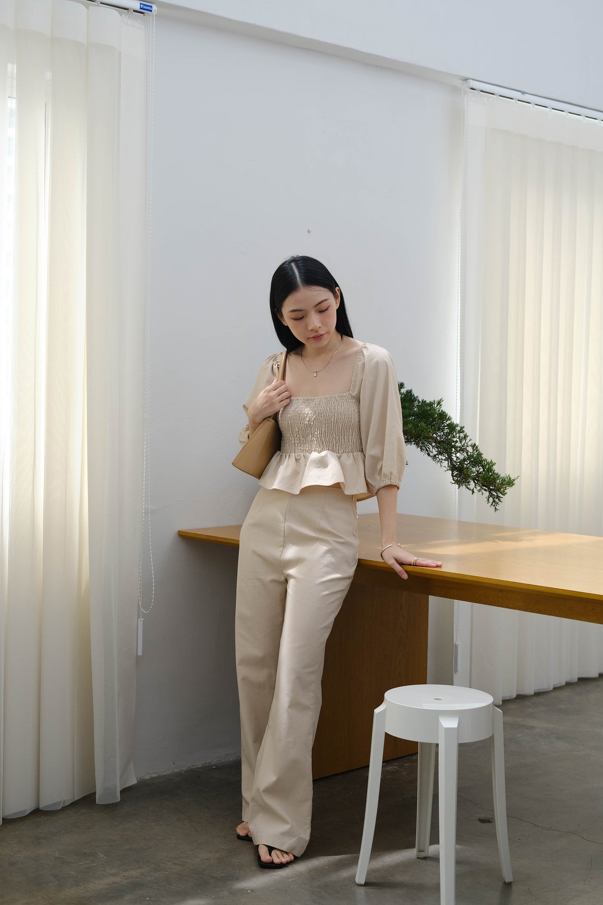 方領泡泡袖上衣+杏仁白寬褲
