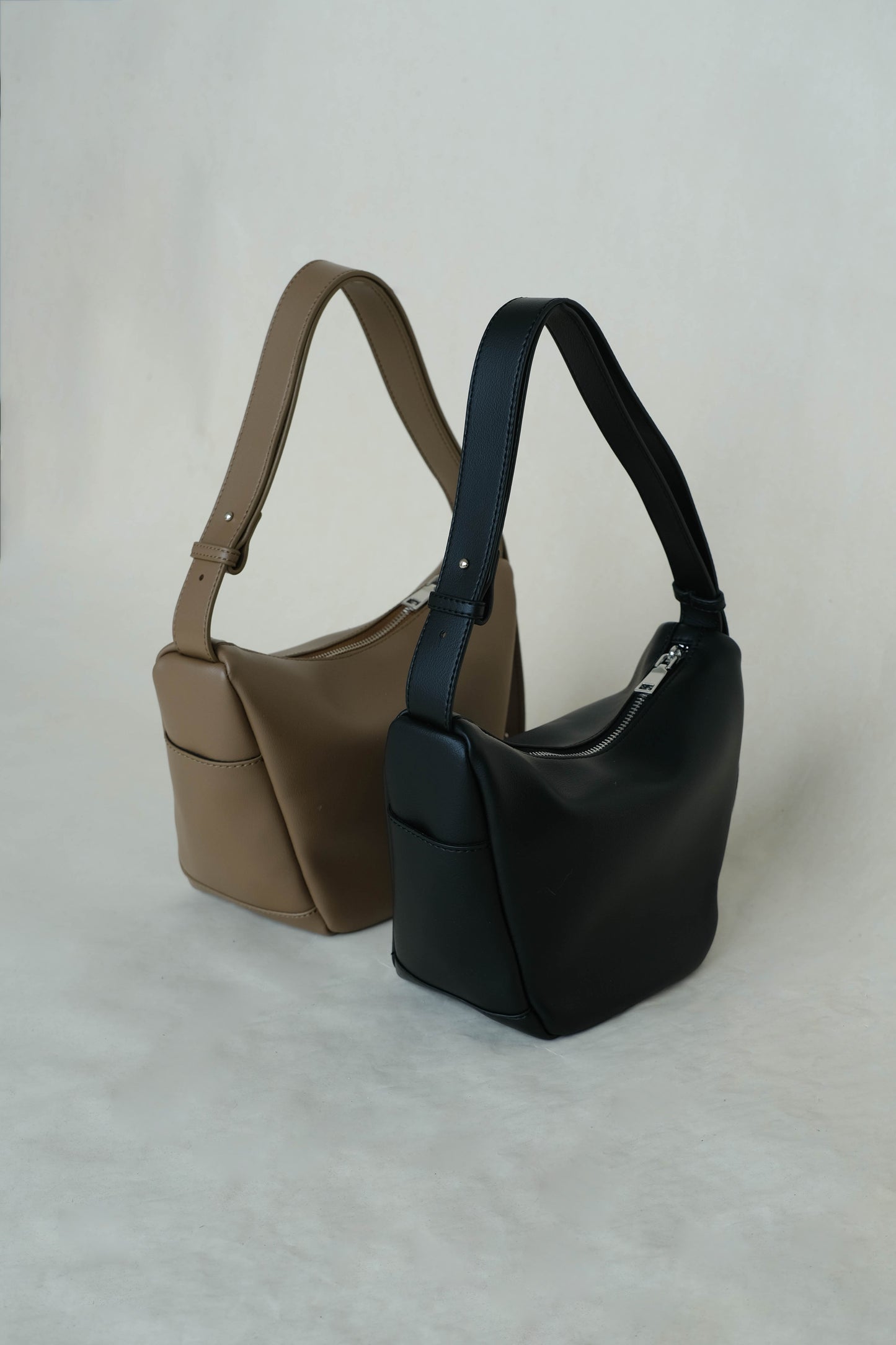 Supple leather axilla single-strap bag in mud color