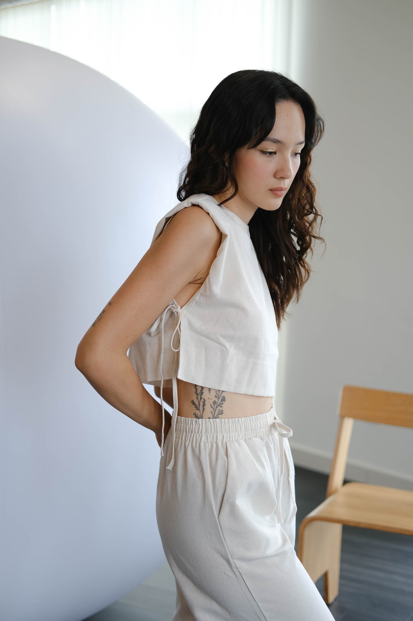French shoulder-padded sleeveless cotton and linen in cream white