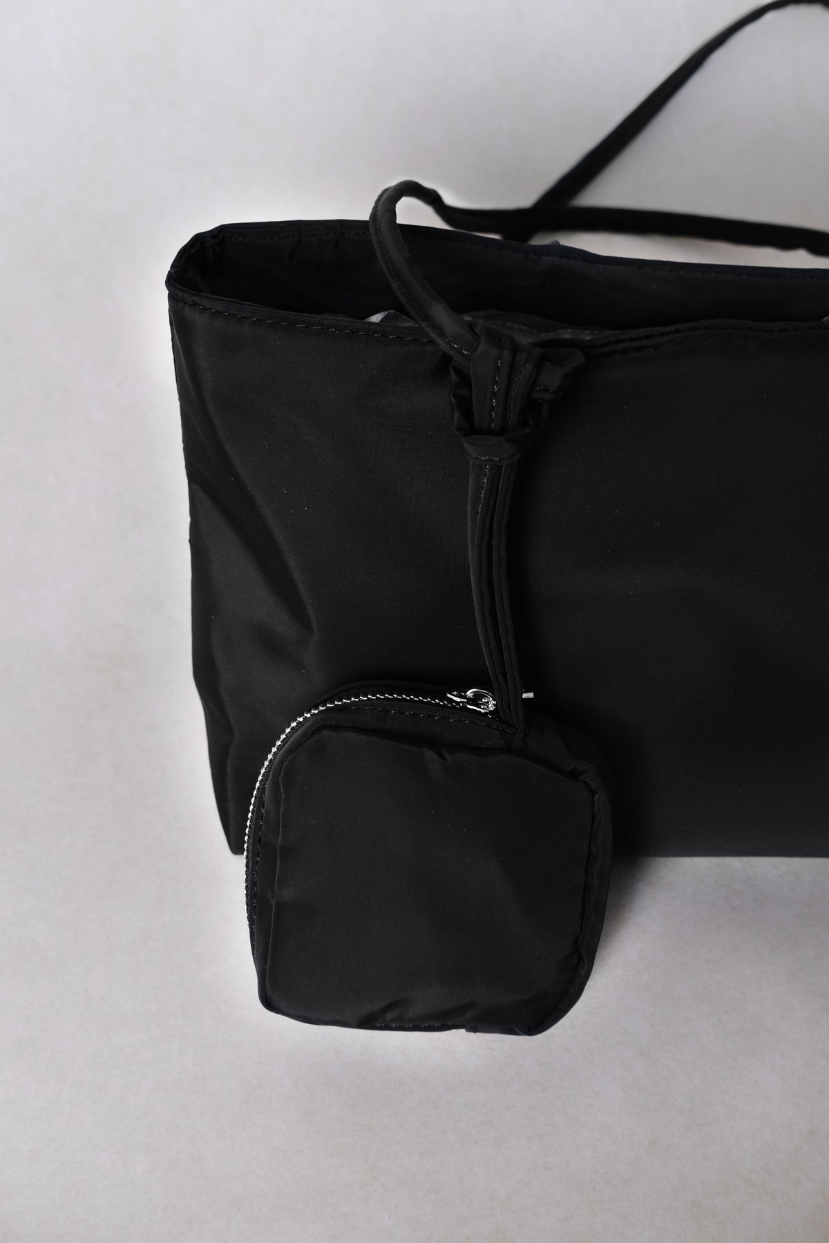 Classic Avenue Tote - Classic Black (With Charm)