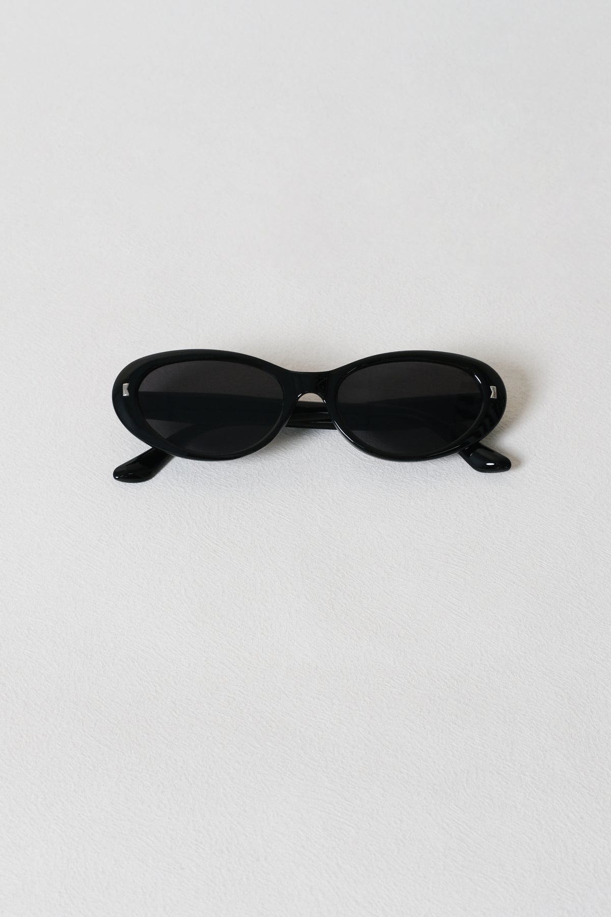 Lumière Oval Sunglasses - Black Frame – Grey Lenses