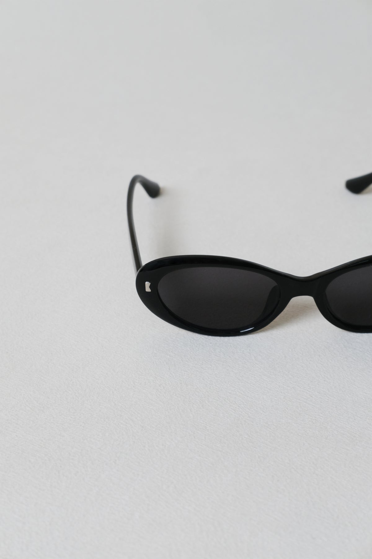 Lumière Oval Sunglasses - Black Frame – Grey Lenses