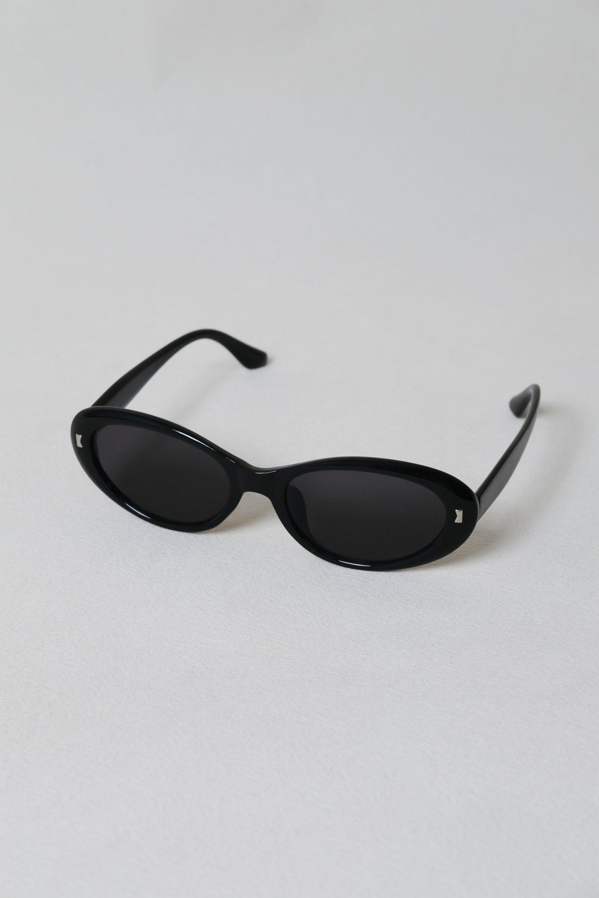 Lumière Oval Sunglasses - Black Frame – Grey Lenses