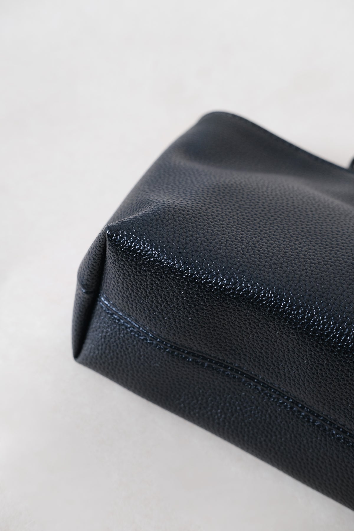 The Classic Avenue Carryall - Classic Black