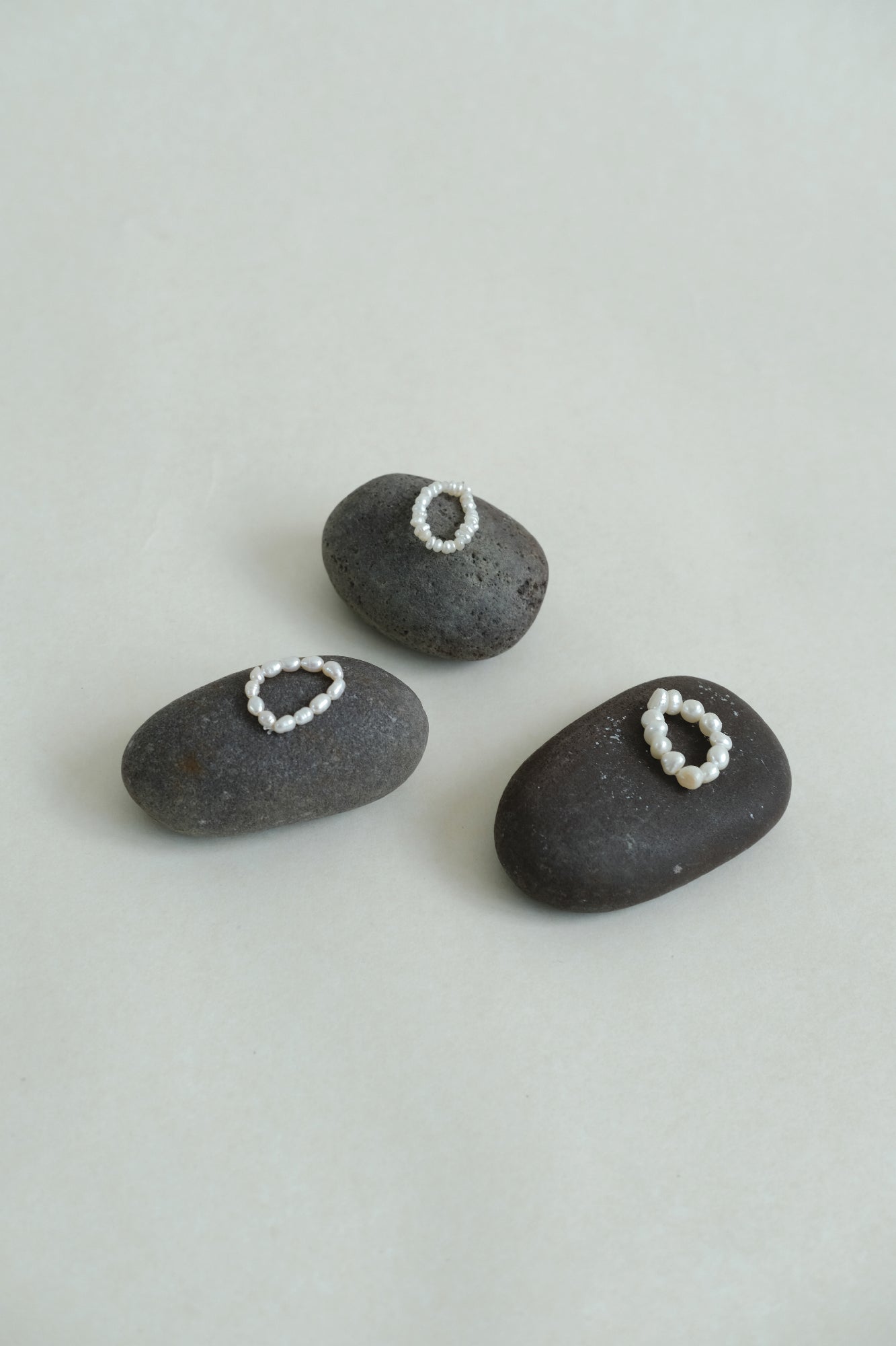 Ἀφροδίτη Baroque mini pearl ring