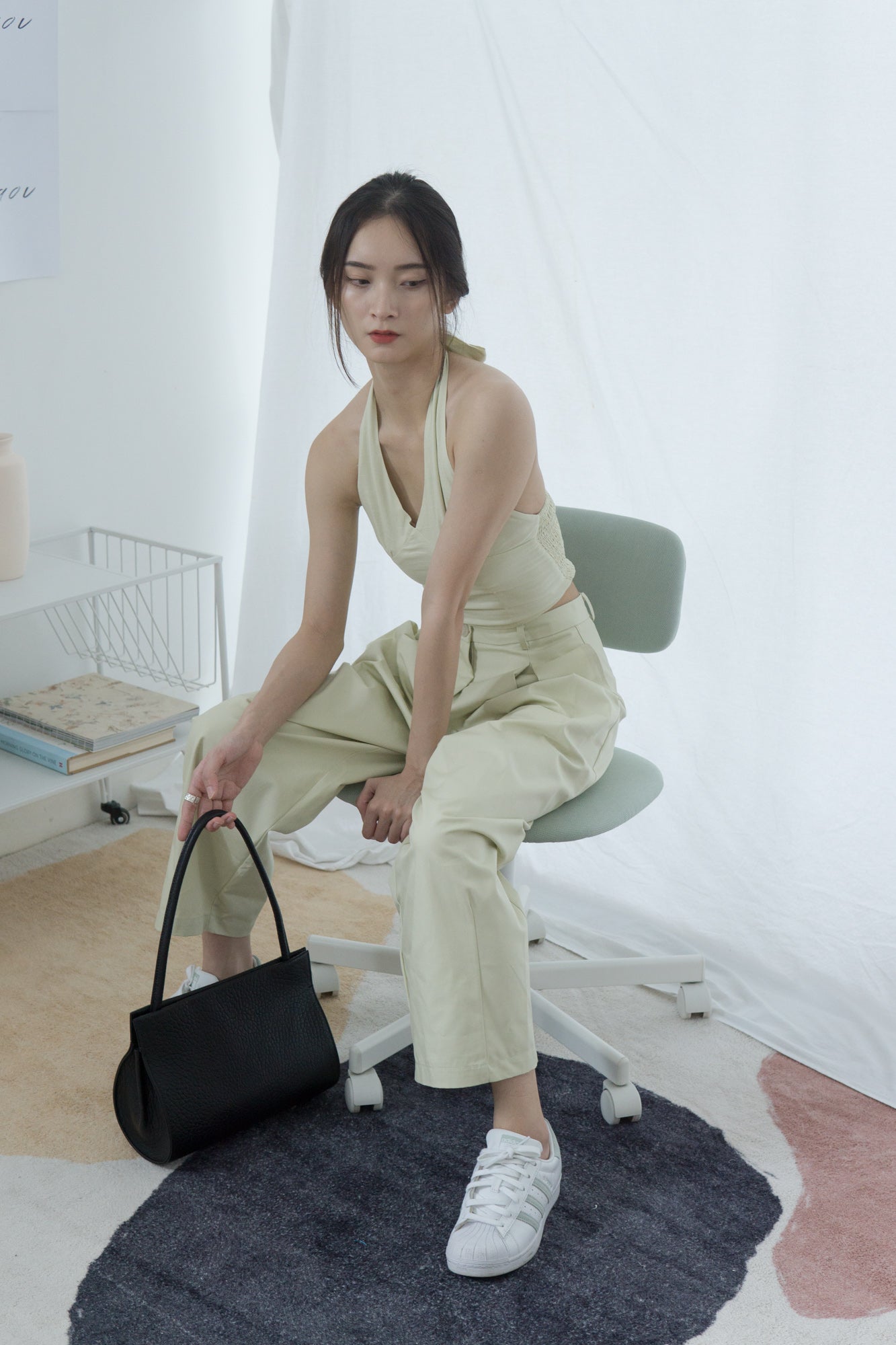 High-waisted, wide-legged nine-point pants in light green