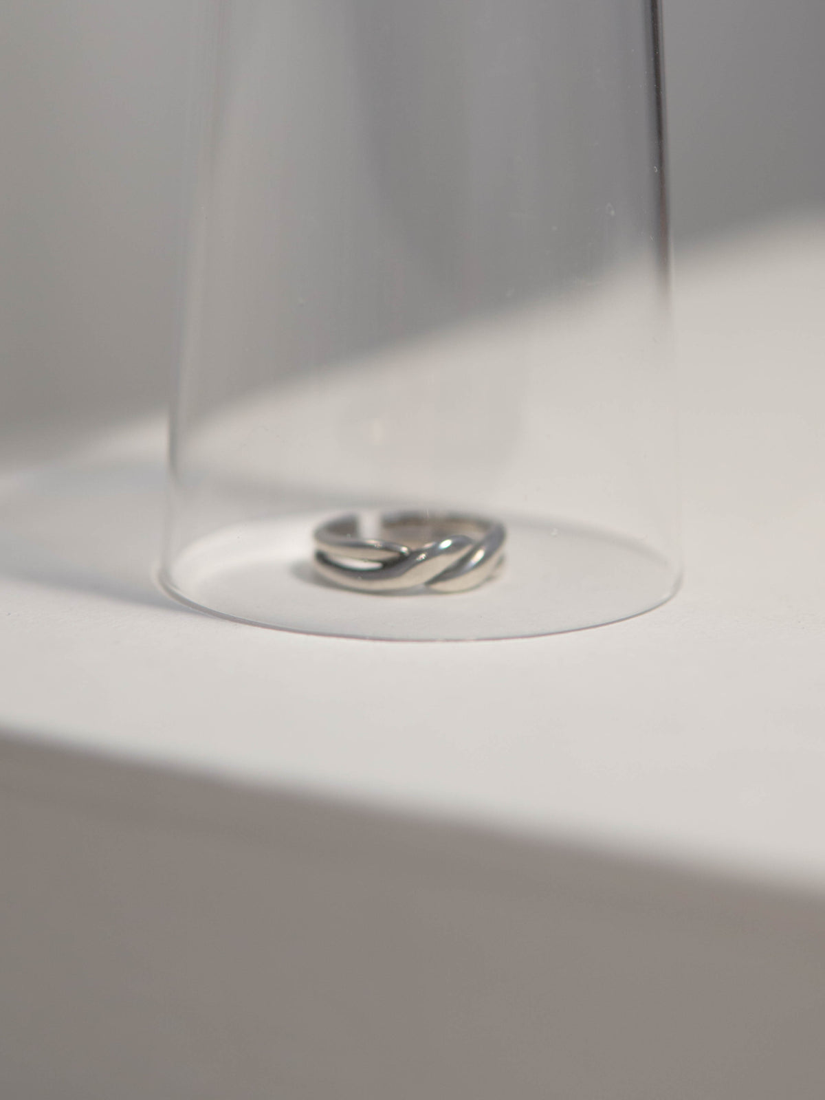 Twist opening ring