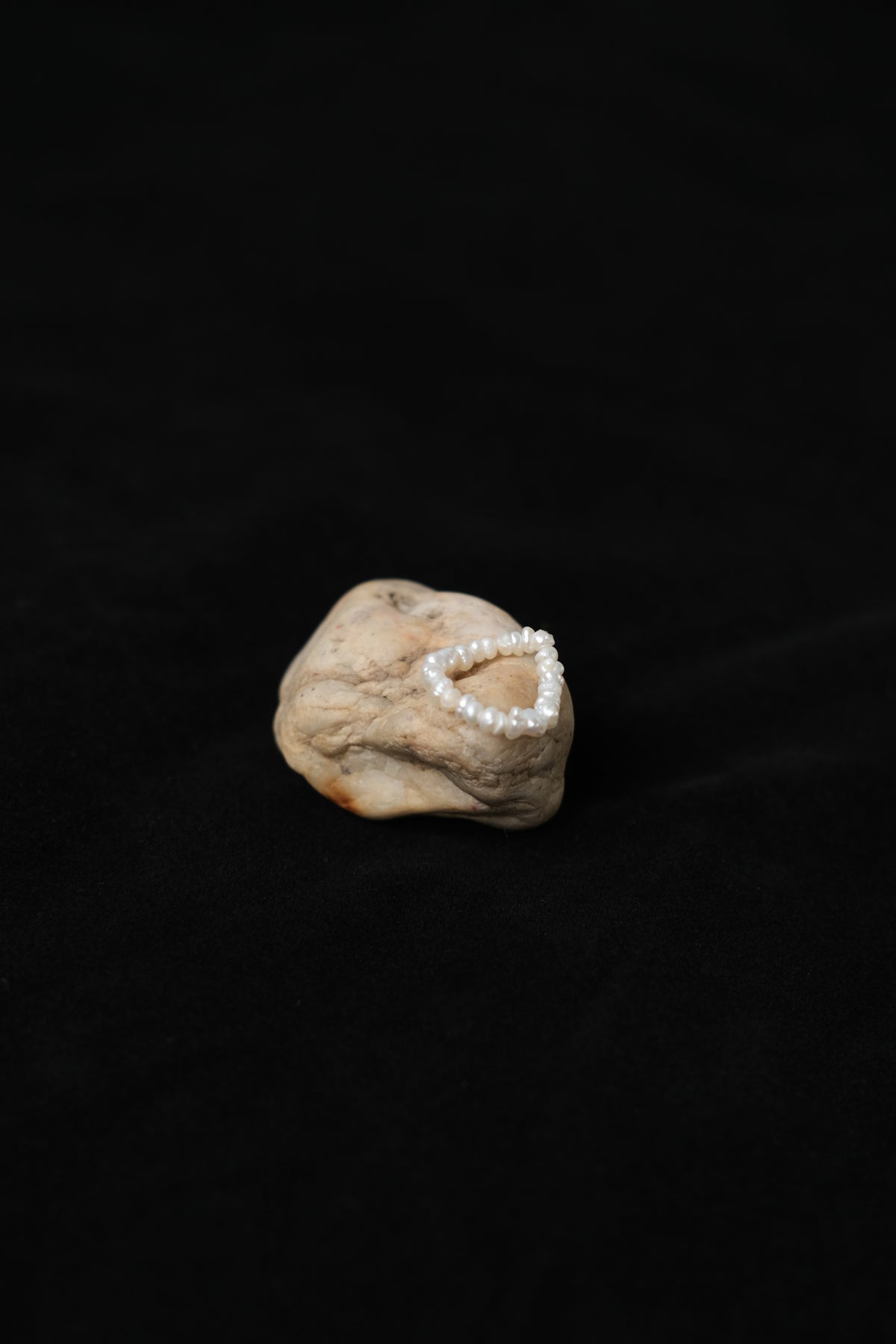 Ἀφροδίτη Baroque mini pearl ring