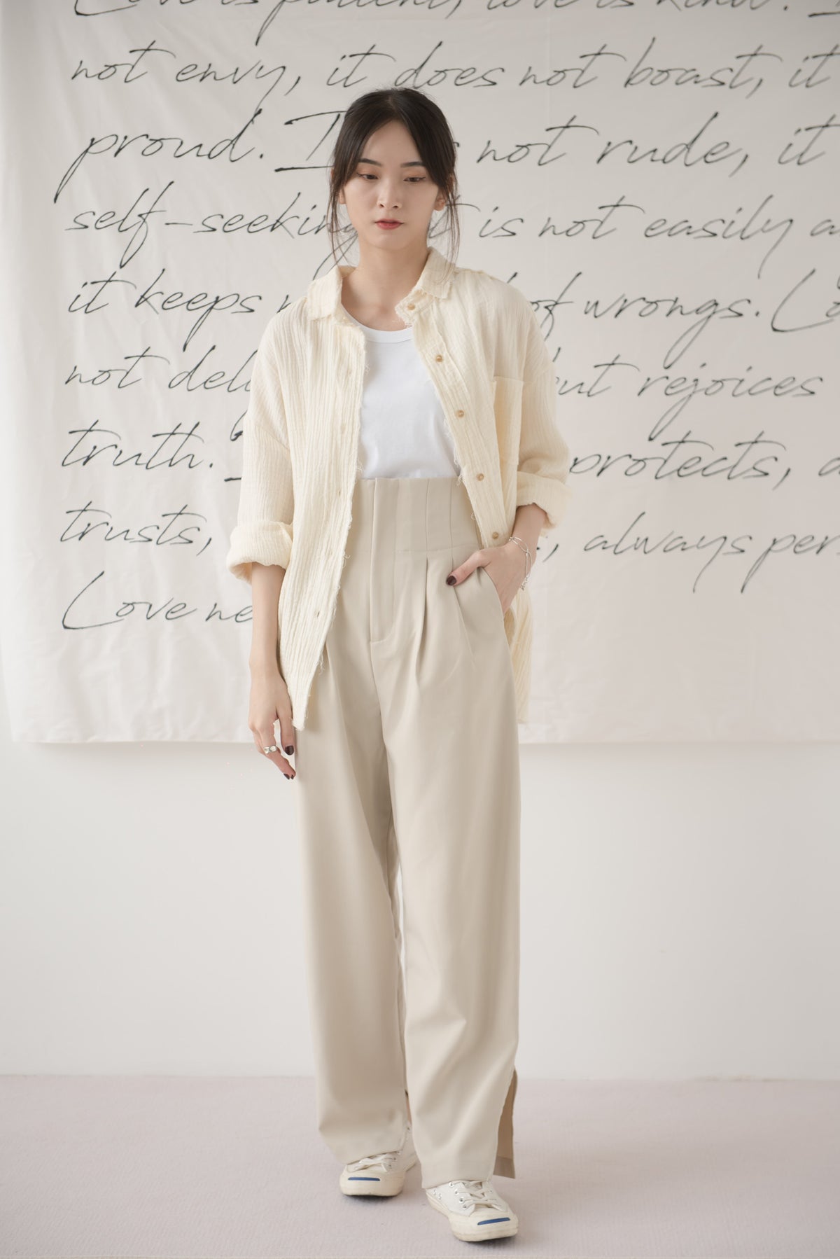 High-waisted wide-legged trousers