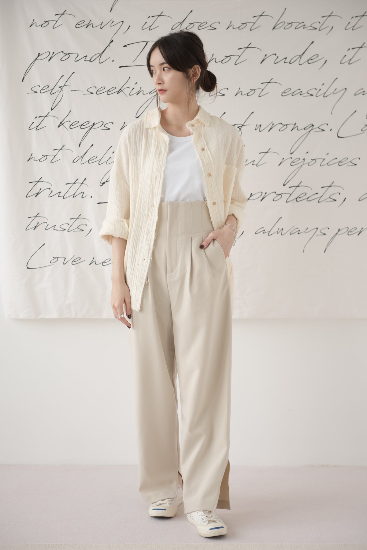 High-waisted wide-legged trousers