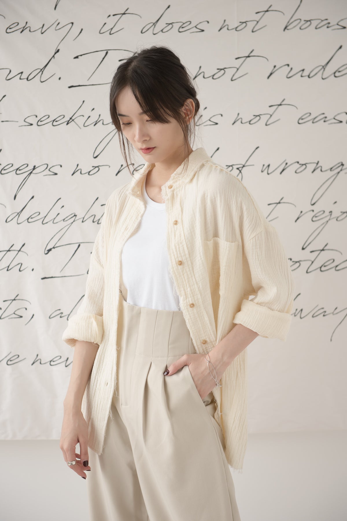 High-waisted wide-legged trousers