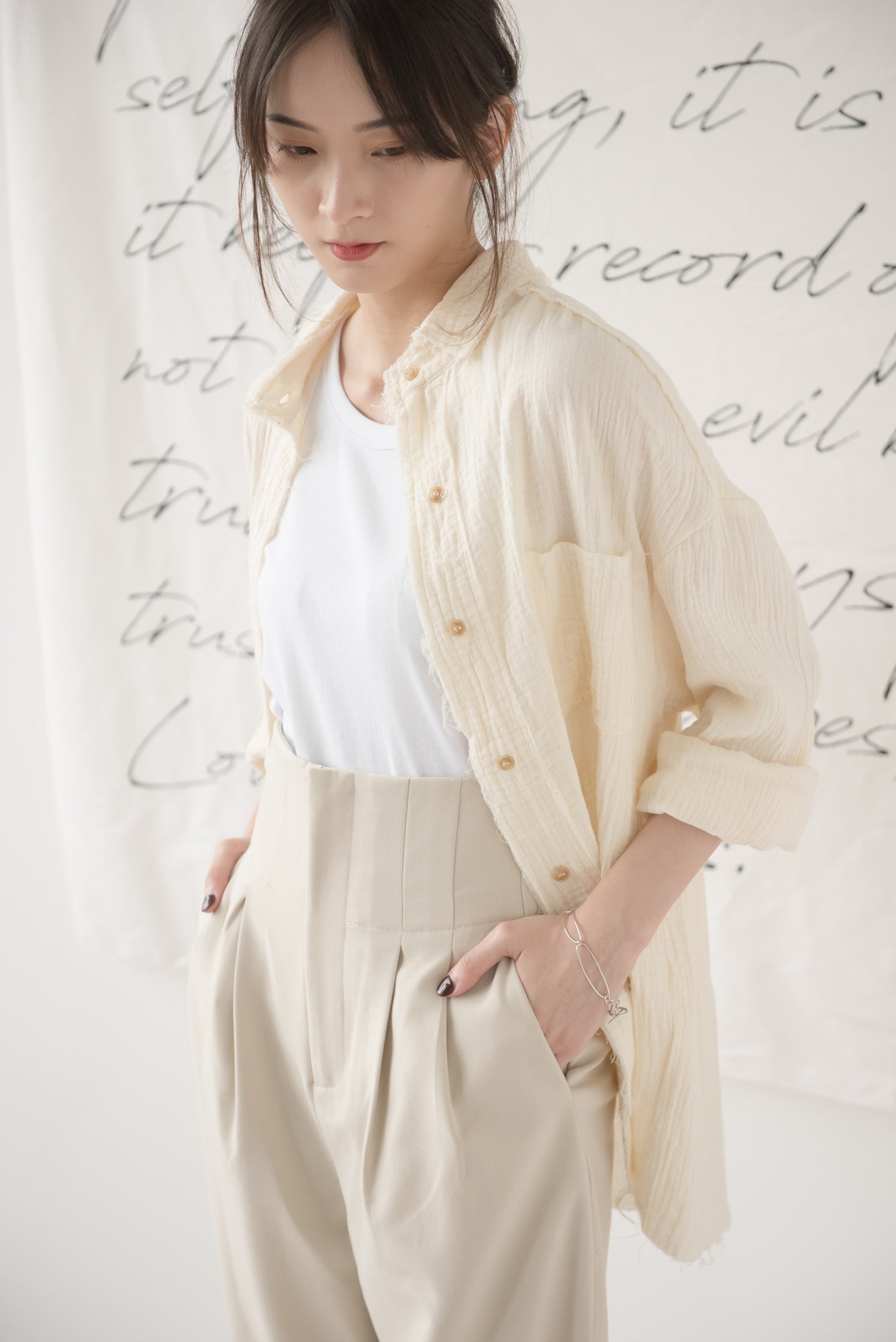 High-waisted wide-legged trousers