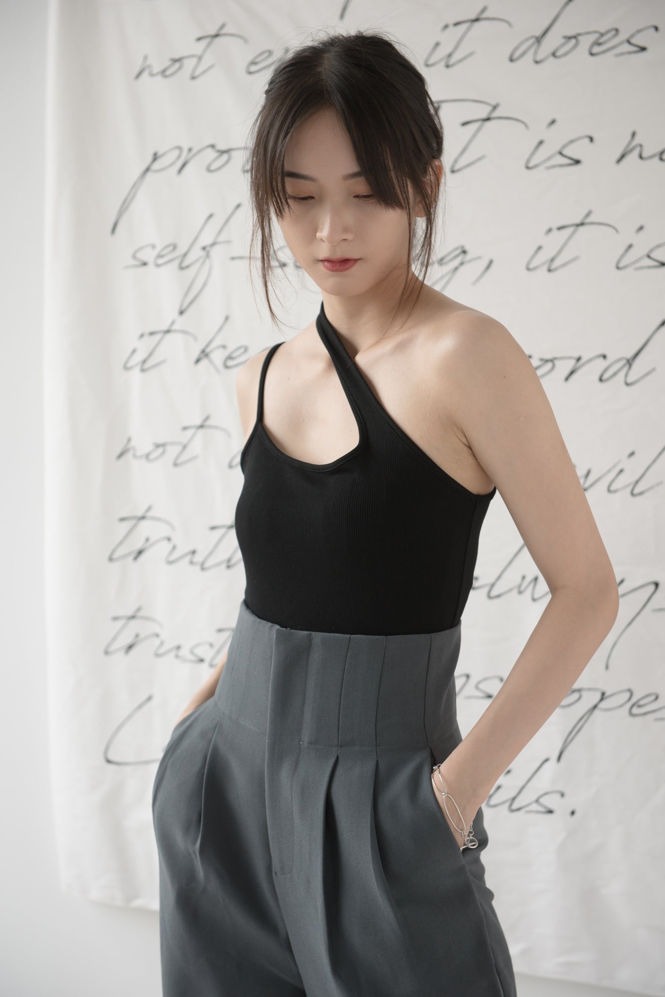 High-waisted wide-legged trousers in dark grey