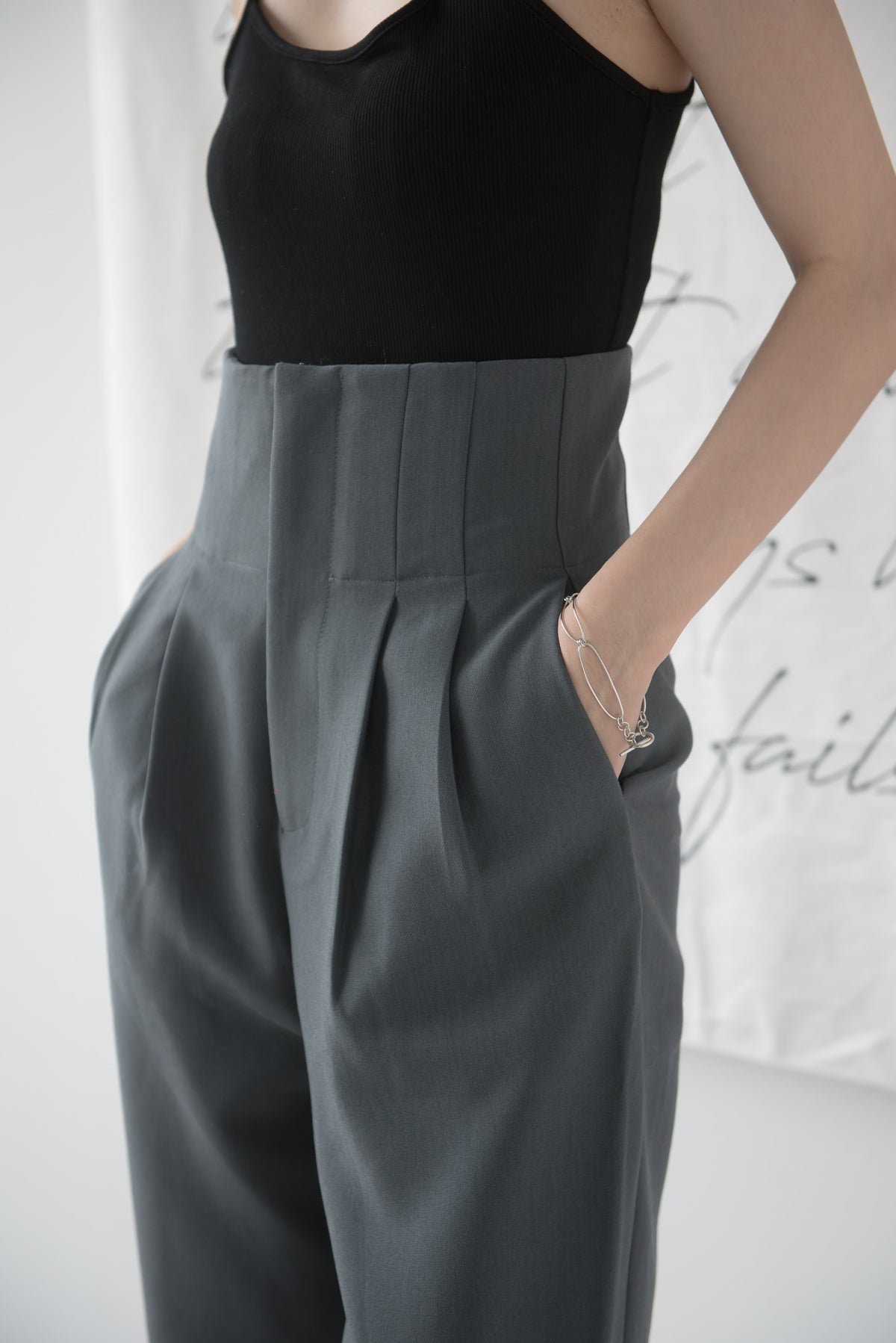 High-waisted wide-legged trousers in dark grey