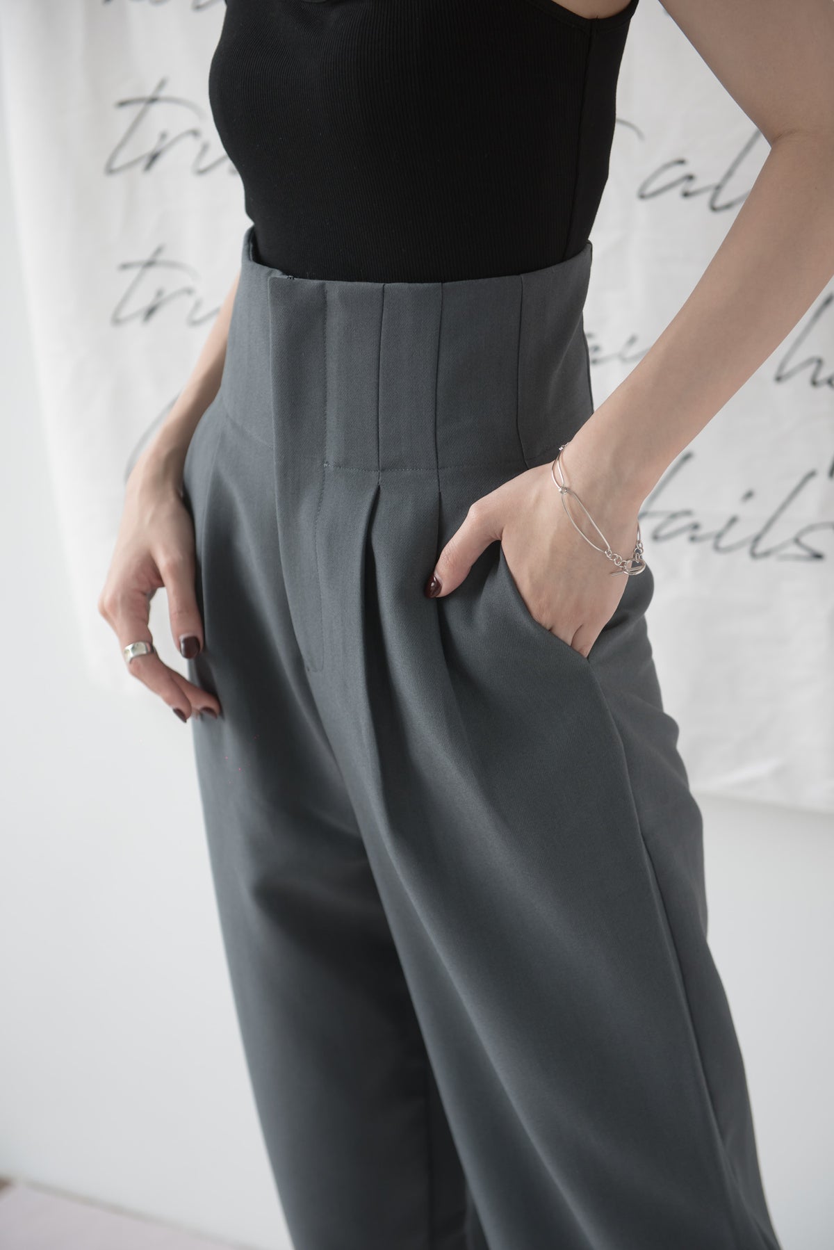 High-waisted wide-legged trousers in dark grey