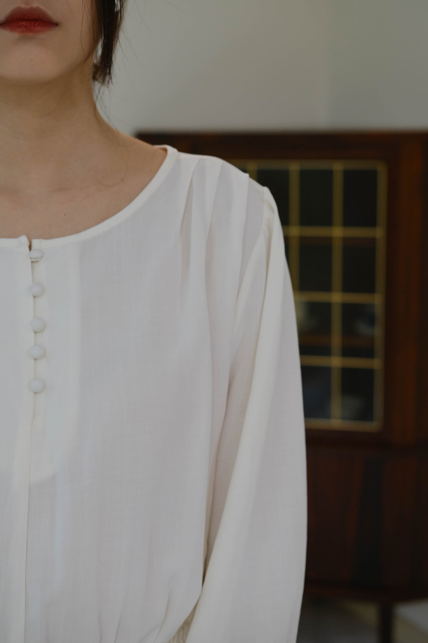 Round neck waist dress in white
