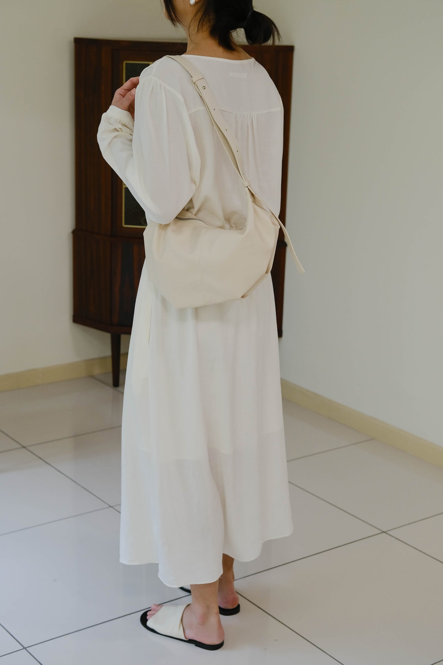 Round neck waist dress in white