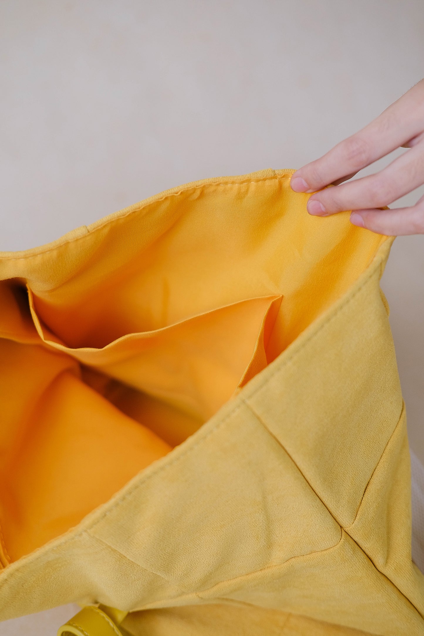 Large capacity portable bucket bag - Silky Matte Yellow