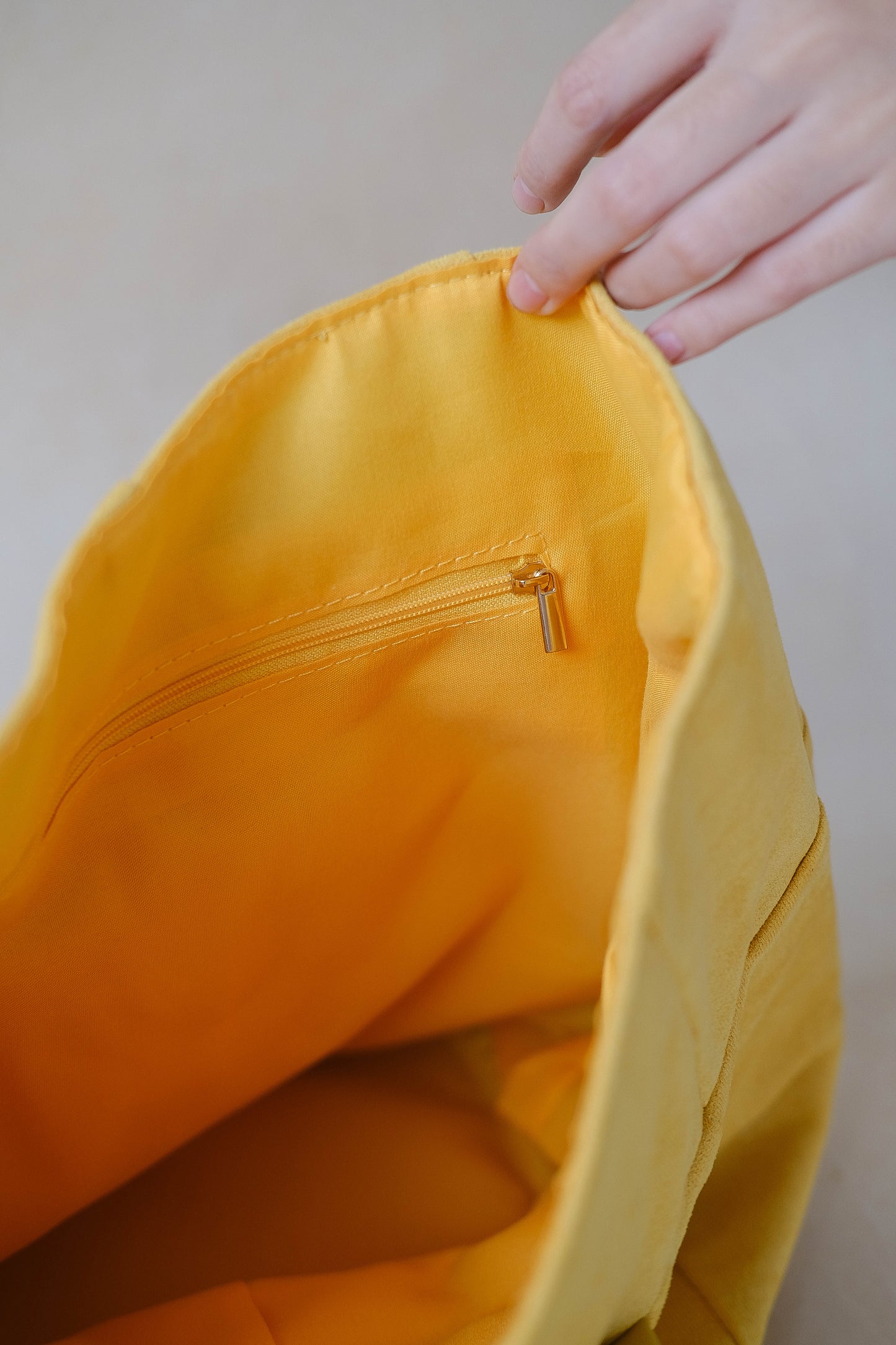 Large capacity portable bucket bag - Silky Matte Yellow