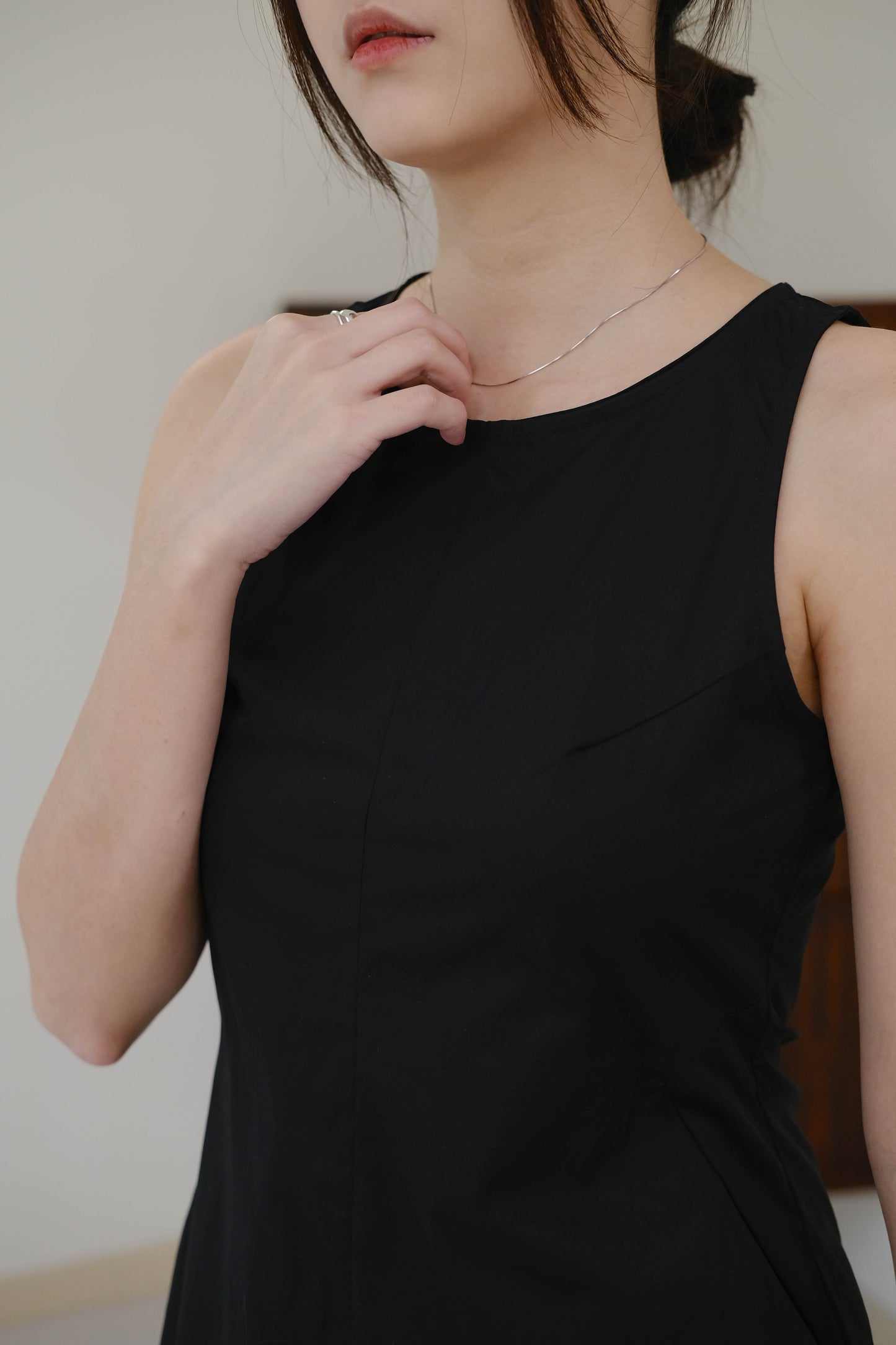 Round neck two-pocket pleated neck tank dress in classic black
