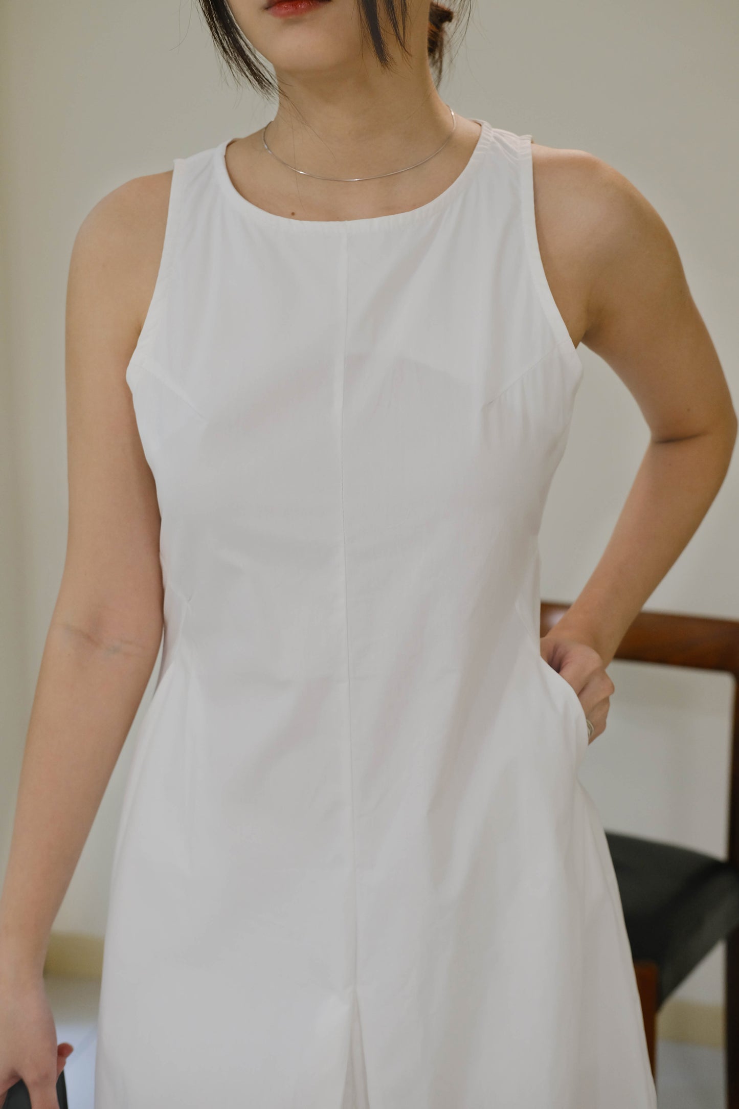Round neck two-pocket pleated neck tank dress in white