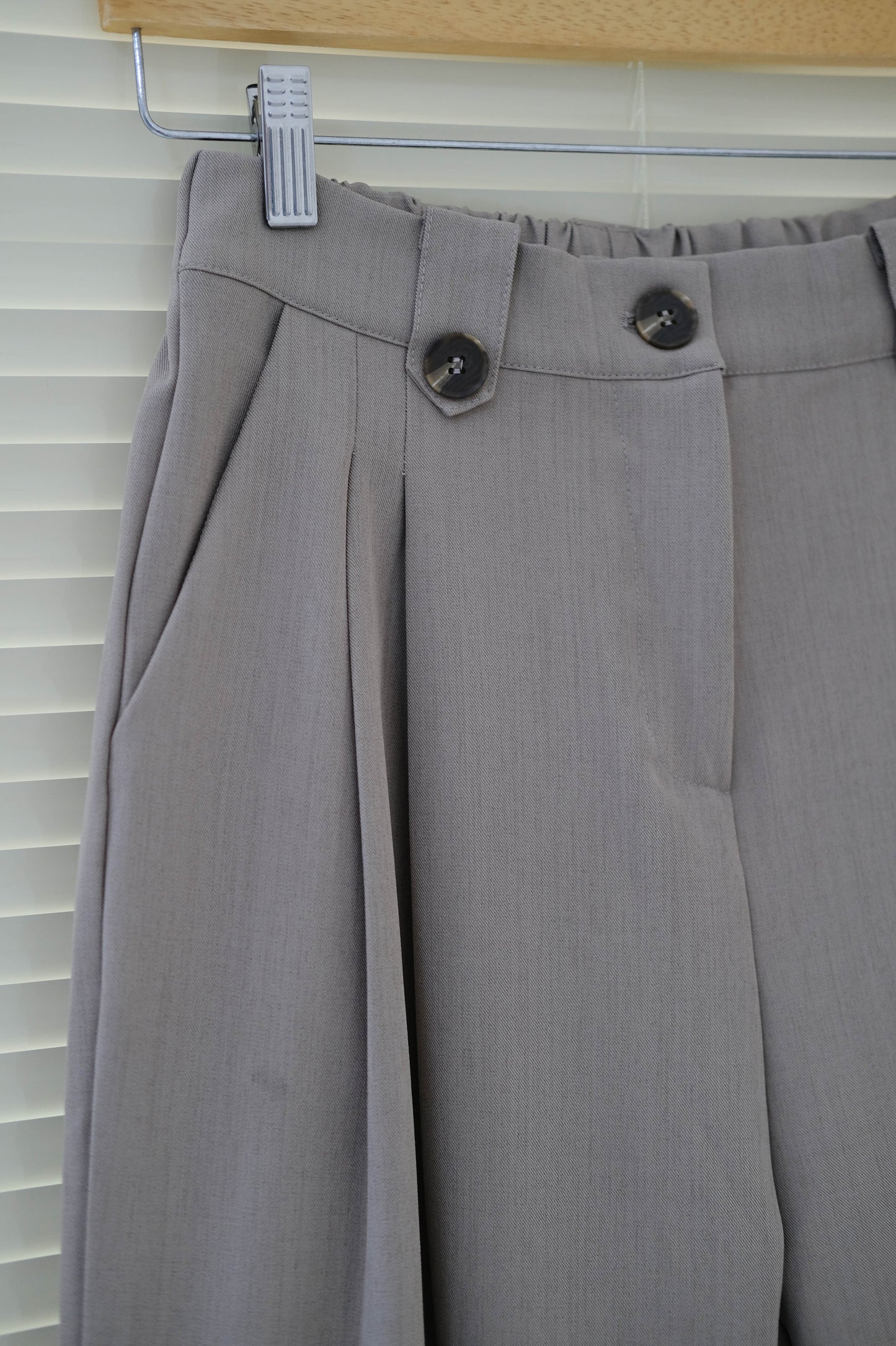 Suit trousers in khaki