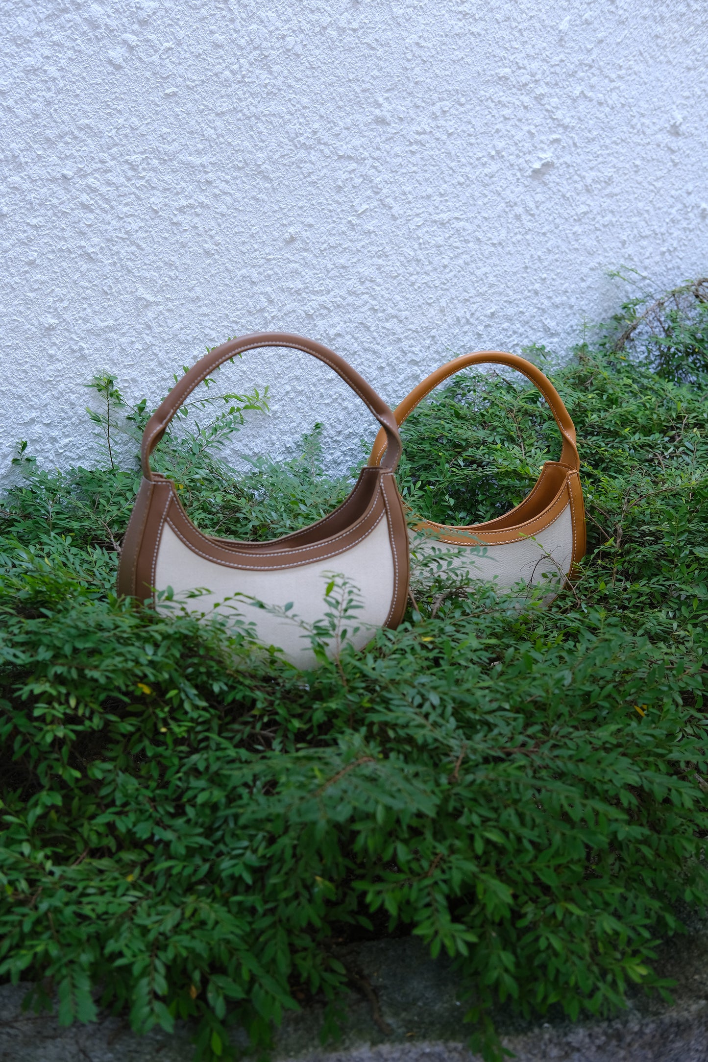 Canvas contrasting handbag in mocha color