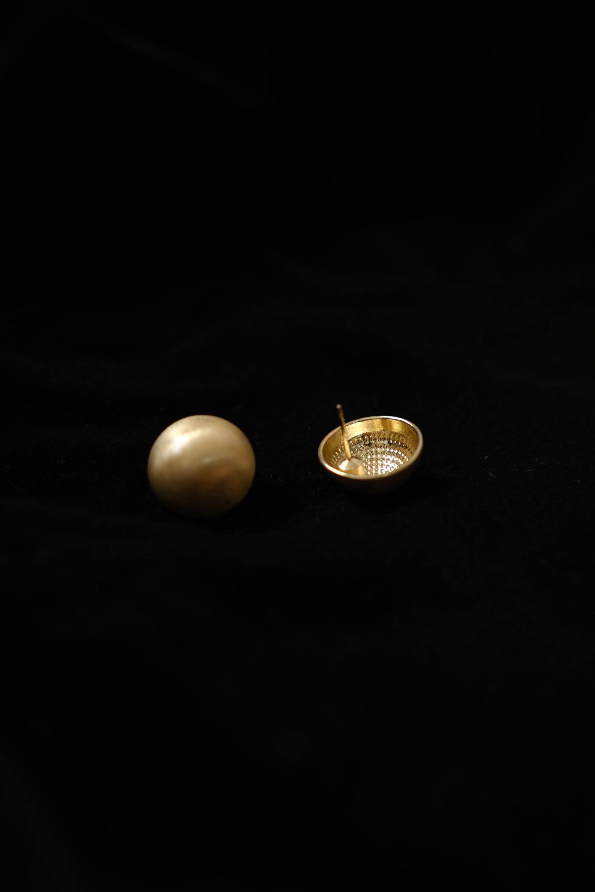 Brushed Texture Earrings In Gold – S A O U
