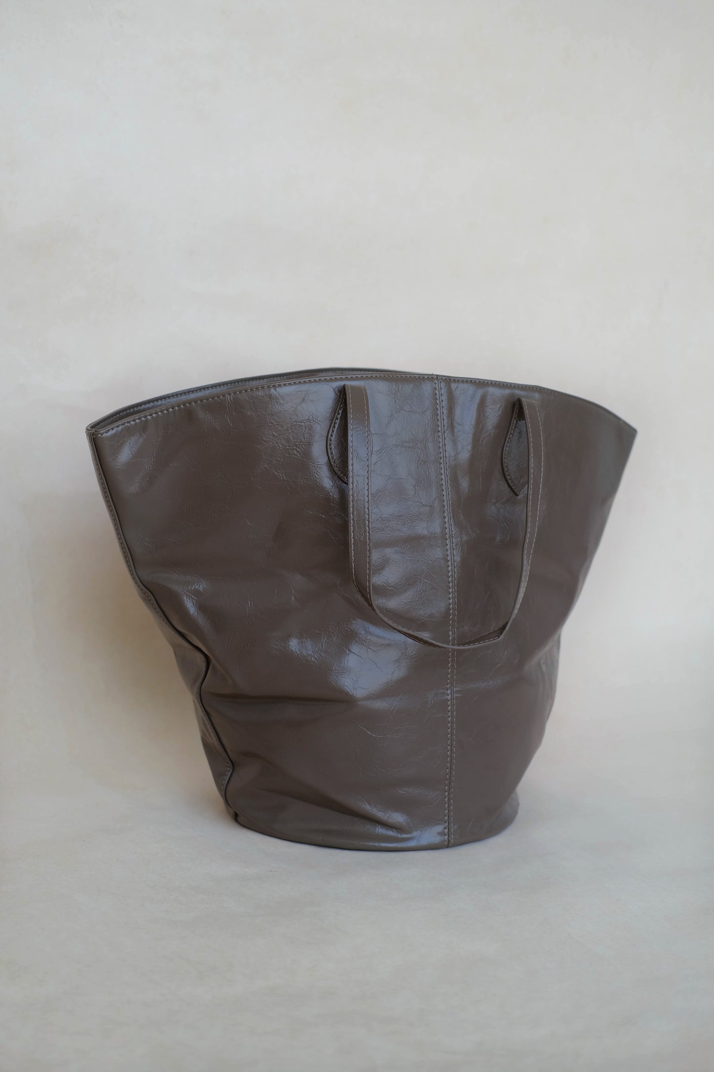Bucket large capacity shoulder bag in mud color