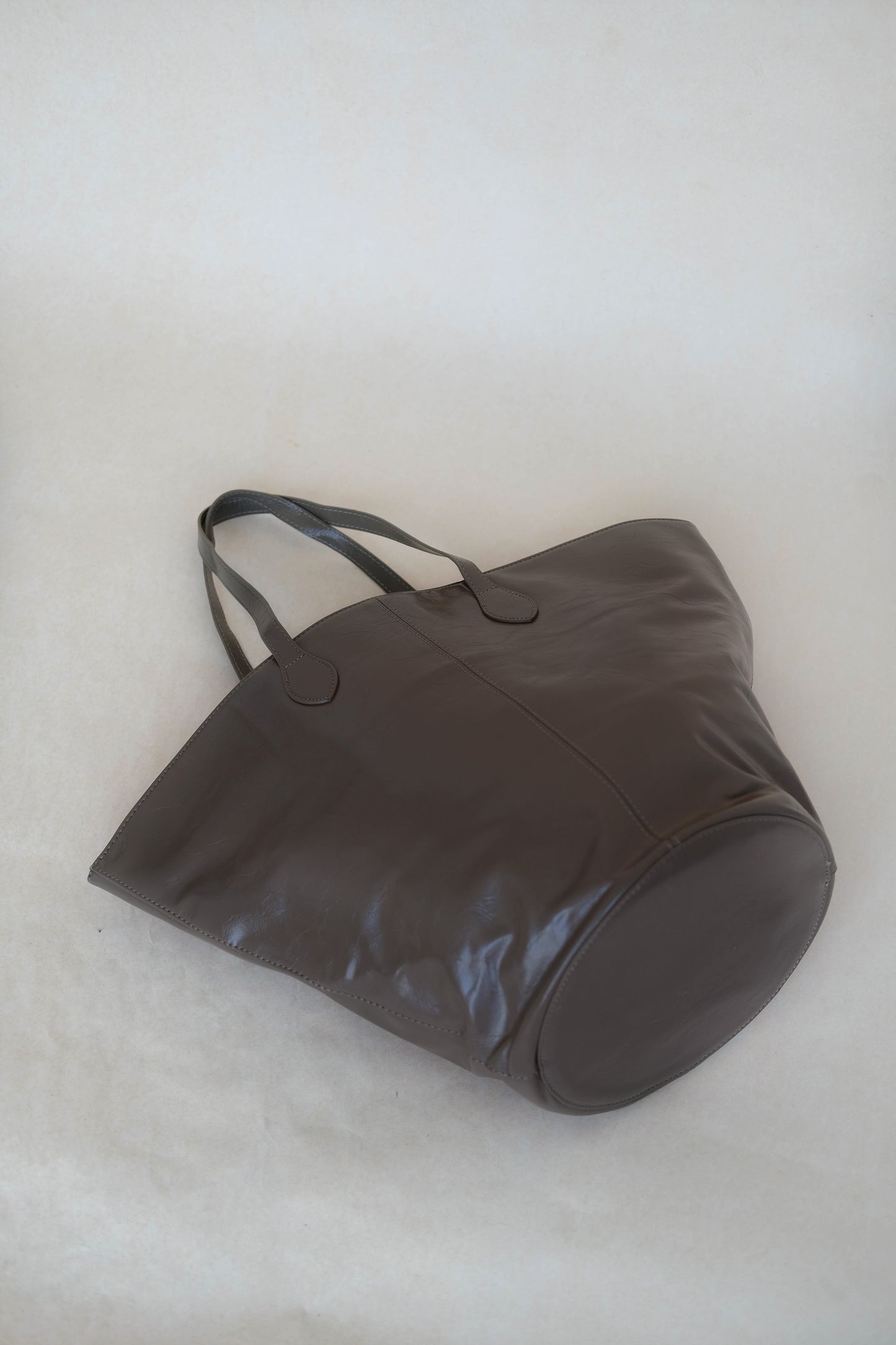 Bucket large capacity shoulder bag in mud color