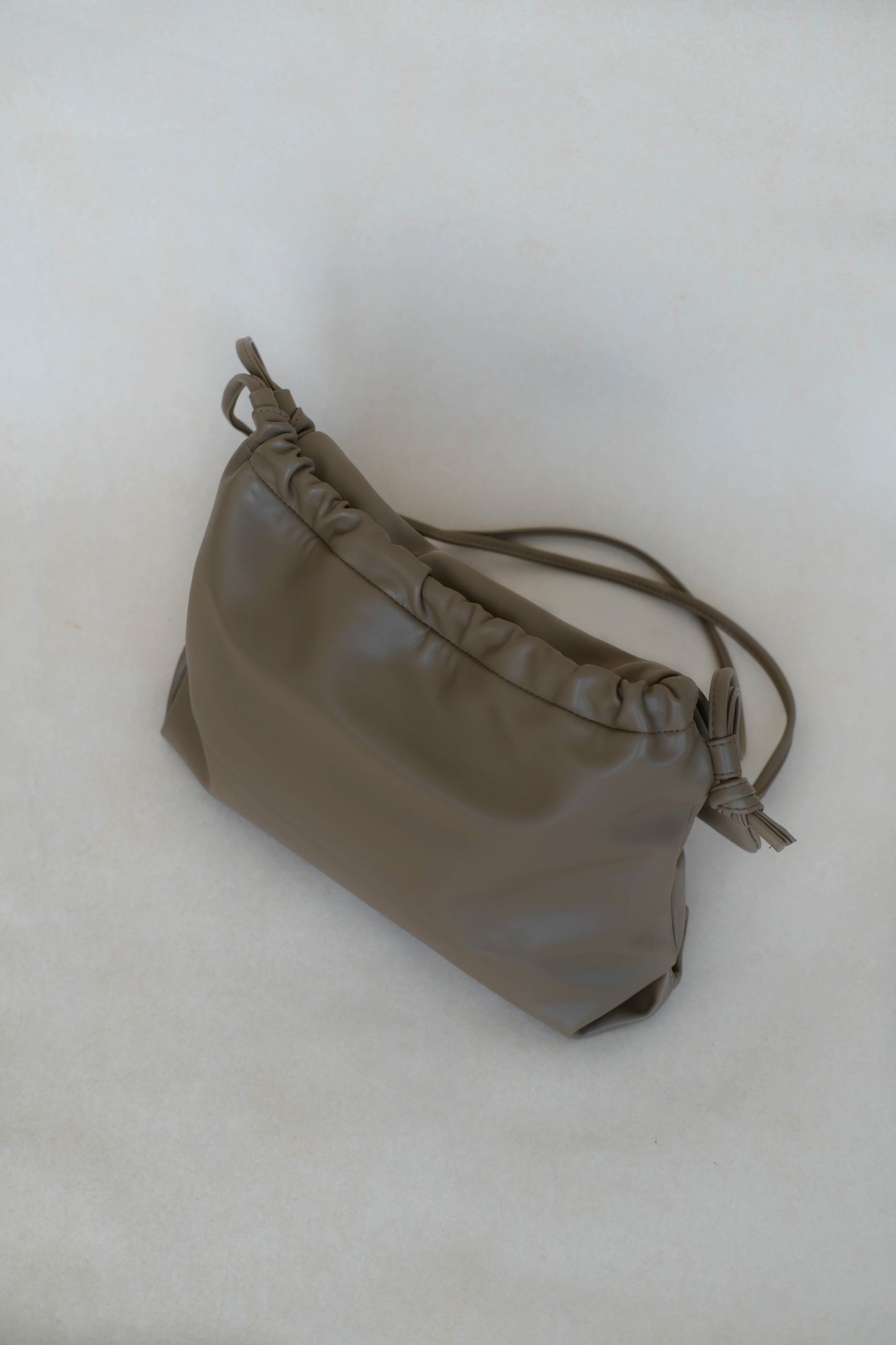 Drawstring pleated large capacity shoulder bag in mud color
