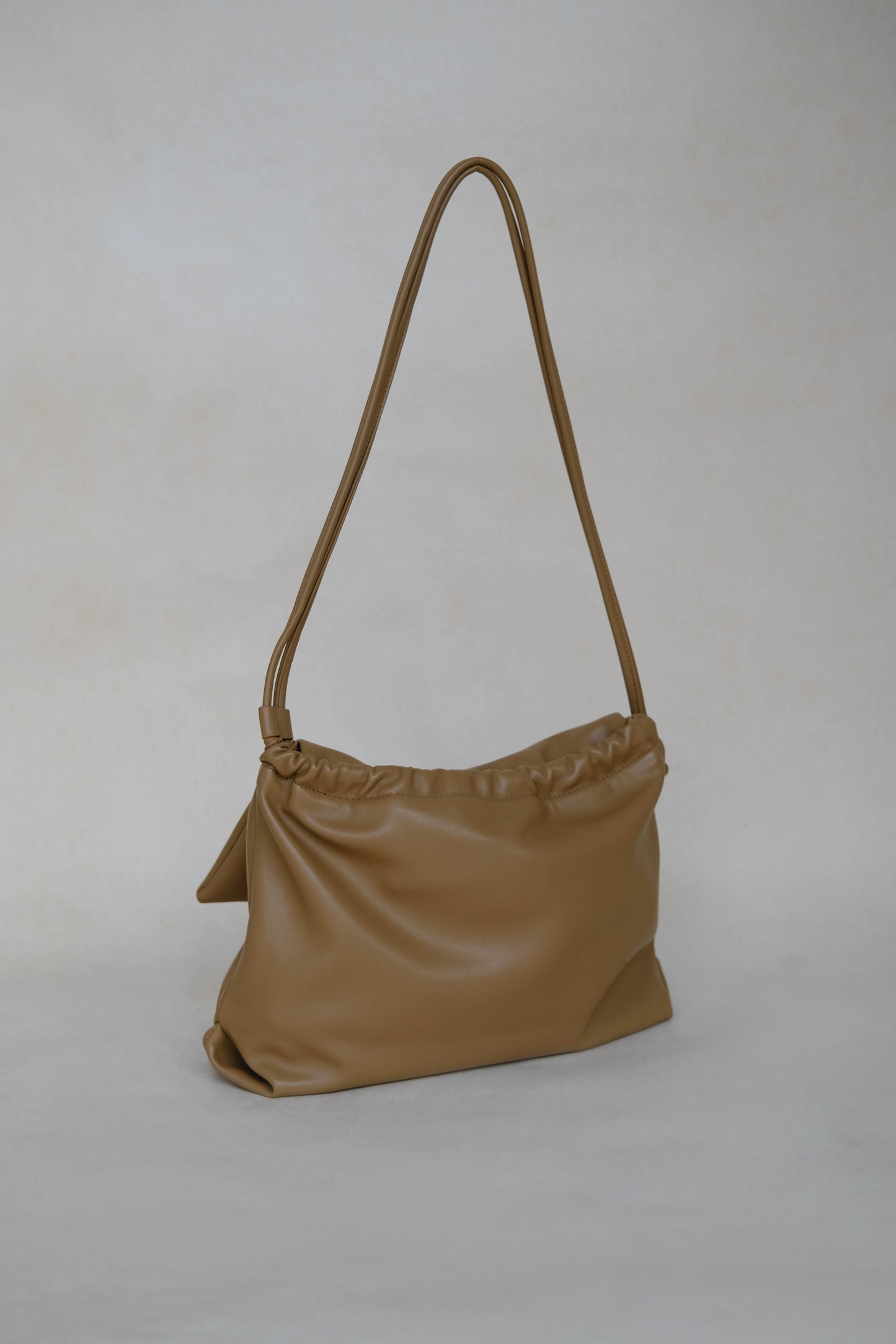 Drawstring pleated large capacity shoulder bag in brown color