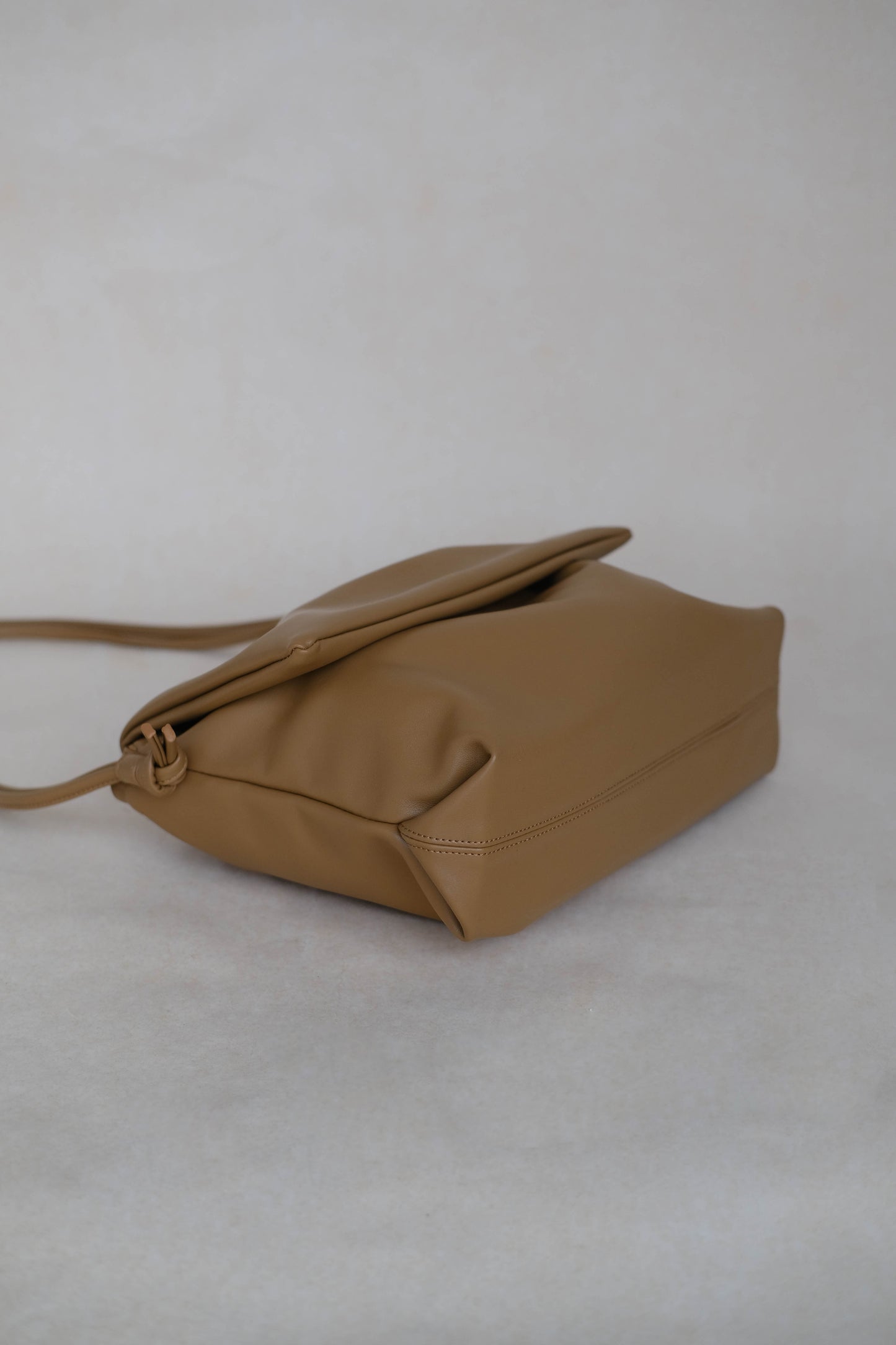 Drawstring pleated large capacity shoulder bag in brown color