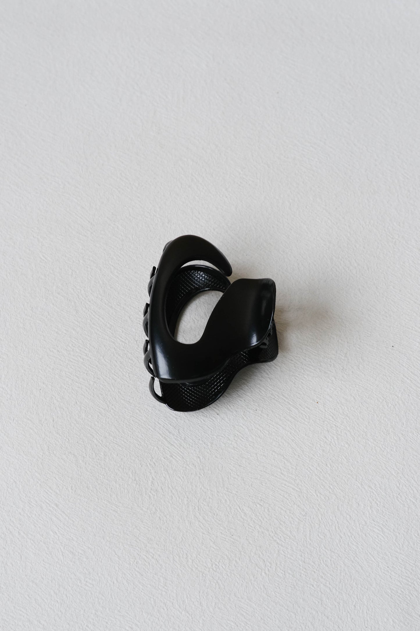 Irregular Metal Gripper In Classic Black