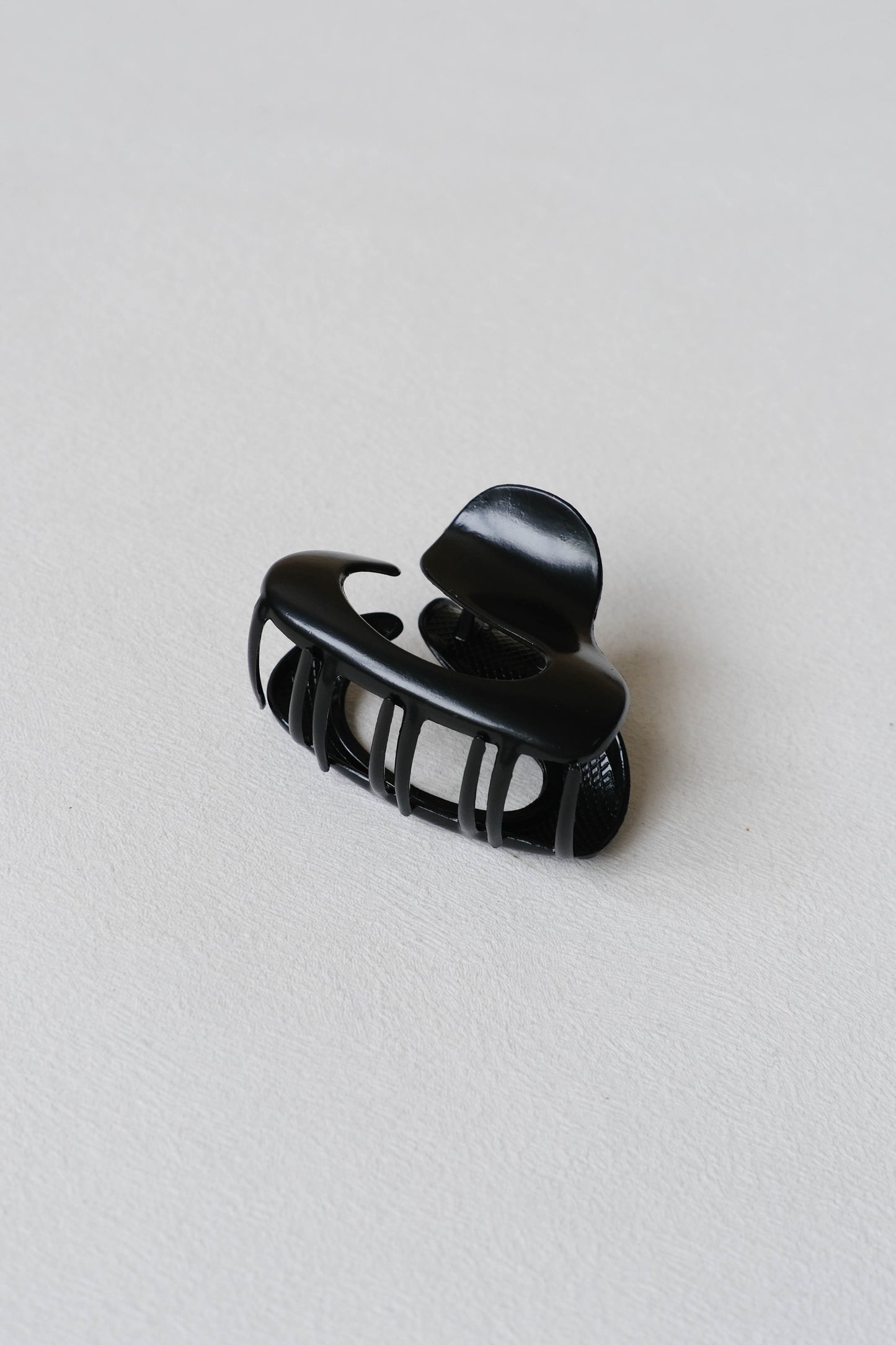 Irregular Metal Gripper In Classic Black